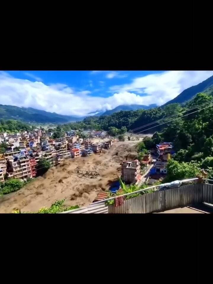चीन के तिब्बत से आई बाढ़ ने नेपाल में मचाई तबाही,1000 से ज्यादा लोगों के बहने की आशंका, जान बचाने के लिए भागते नज़र आए लोग! Ajay Himachal News #highlights