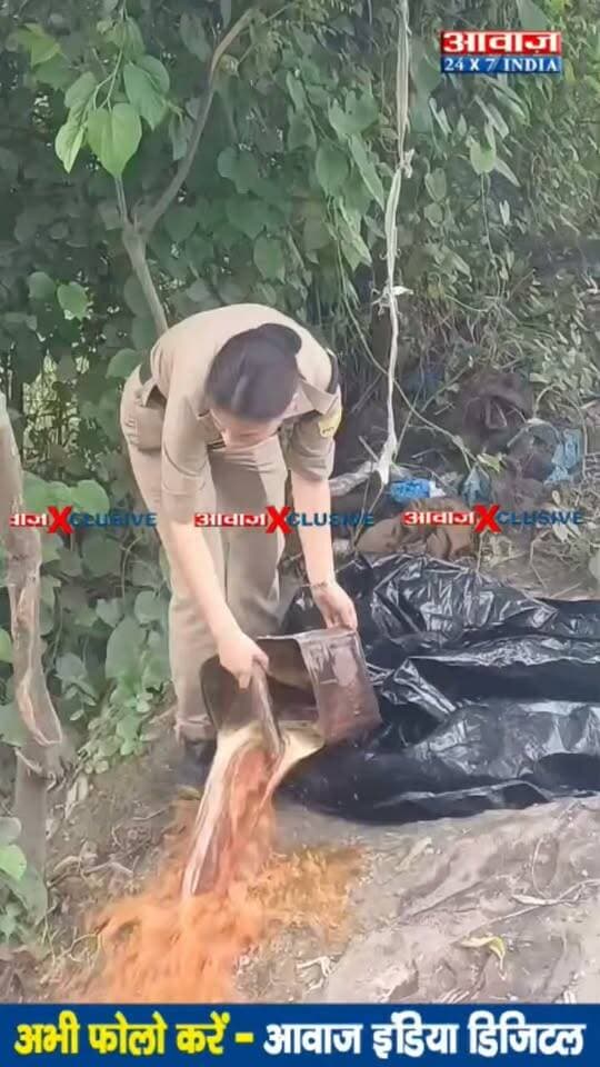 बाजपुर के गजरौला झाल में आबकारी का अ#वैध क*च्ची शरा#ब के खिलाफ अभि*यान, भट्टियों को किया न#ष्ट