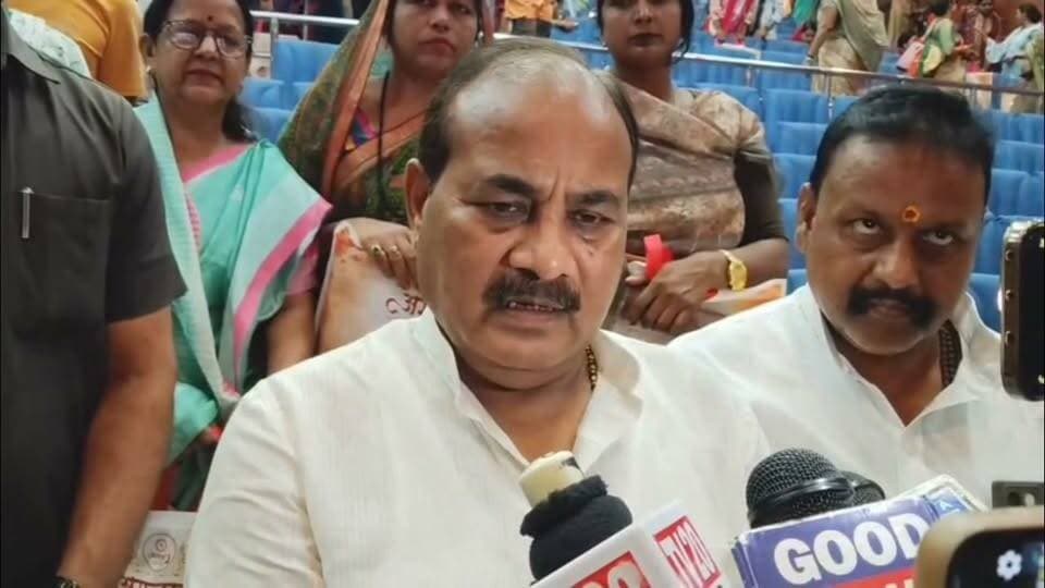यूपी के कैबिनेट मंत्री दारा सिंह चौहान ने कहा पहले की सरकार में महंगाई थी वर्तमान सरकार में महंगाई कंट्रोल में है सुनिए उन्हीं की जुबानी