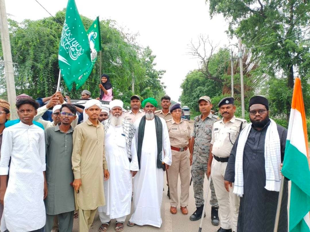 नवादा जिले के विभिन्न थाना क्षेत्र अंतर्गत ईद मिलाद उन नबी पर्व को शांति एवं सौहार्दपूर्ण माहौल में संपन्न कराने हेतु पूरी सजगता से तैनात है नवादा जिले भर की पुलिस ।