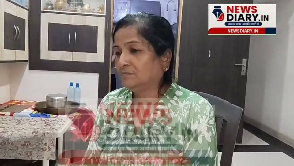 तिलैया थाना क्षेत्र के अड्डी बंगला इलाके में दिनदहाड़े बाइक सवार बदमाशों ने एक महिला के गले से दो लाख की सोने की चेन लूट ली है । पूरी वारदात CCTV में कैद हो गई है। पीड़िता का नाम संगीता जैन है। बुधवार को झुमरी तिलैया में जैन गुरु सुयश सागर जी महाराज का आगमन हुआ था। उनके भोजन की व्यवस्था अड्डी बंगला निवासी अजय जैन के यहां थी। संगीता जैन का बुधवार को जन्मदिन भी था। इसलिए वे अपने हाथों से बना भोजन लेकर टोटो से अजय जैन के घर पहुंची थीं। जैसे ही वे घर के सामने टोटो से उतर रही थीं, तभी बाइक पर सवार दो युवकों ने झपट्टा मारा और गले से सोने की चेन छीनकर फरार हो गए।