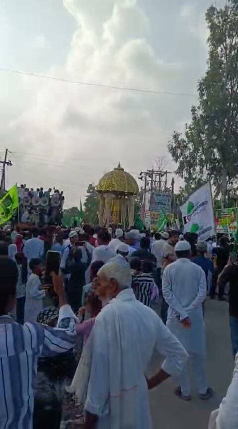 #balrampur के #utraula में निकले इस जुलूस को देखिये और देखिये की बिजली के तारों से जुलूस कितनी दूर है