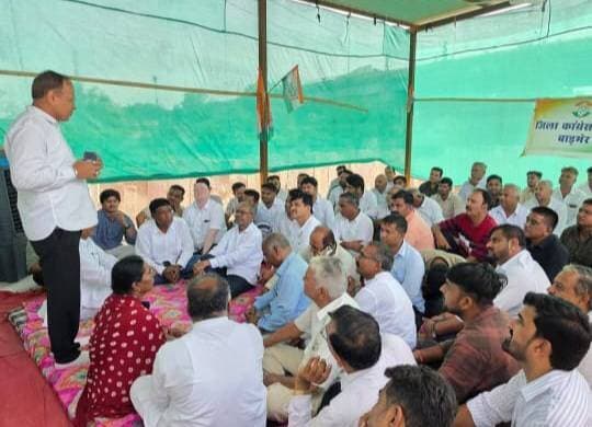 आज़ जिला कांग्रेस कार्यालय बाड़मेर में चुनाव प्रबंधन कमेटी द्वारा वार्ड प्रभारियों की संयुक्त बैठक का आयोजन कर आगामी रणनीति पर चर्चा कर निर्देशित किया गया।
इस दौरान बाड़मेर जैसलमेर सांसद उम्मेदाराम जी बेनीवाल, जिलाध्यक्ष लक्ष्मण सिंह गोदारा, प्रभारी मोहन जी डागर, बाड़मेर विधानसभा प्रभारी बाबूलाल जी सीरवी, शिव प्रभारी मुकेश जी भींचर, युवा कांग्रेस जिलाध्यक्ष राजेंद्र चौधरी जी सहित तमाम वार्ड प्रभारी उपस्थित रहें।