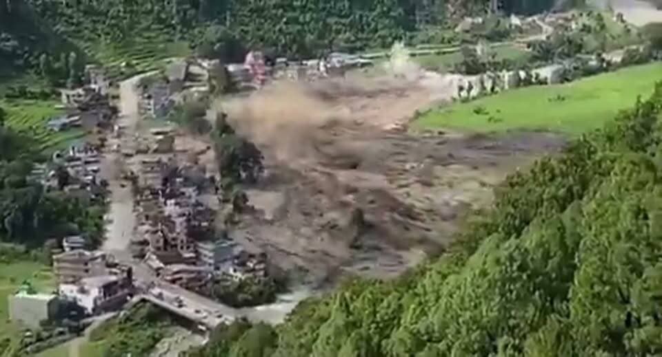 Nepal flood –
1.38 सेकेंड के इस Video को देखकर रसुवा जिले में तबाही का अंदाजा लगाइए
भोटेकोशी नदी में अचानक सैलाब आया
मकान–दुकान, गाड़ियों और भाग रहे लोगों सबको बहा ले गया