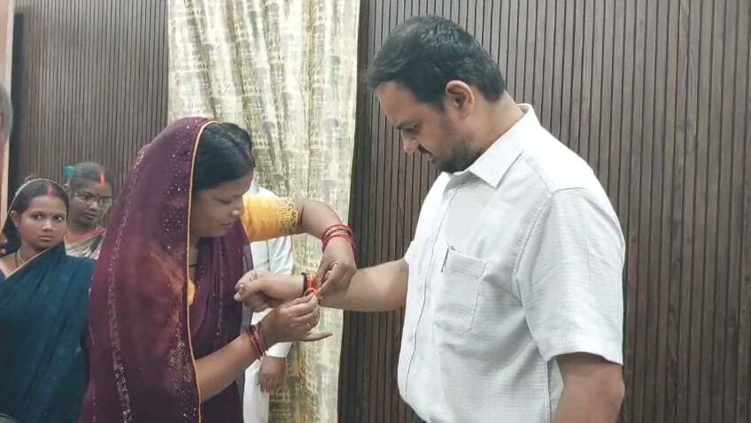 एंकर-रक्षाबंधन के पावन पर्व पर गाजीपुर में भाई-बहन के स्नेह और अपनत्व की खूबसूरत तस्वीर देखने को मिली। ग्रामीण क्षेत्र की महिलाओं ने जिलाधिकारी अनुपम शुक्ला को राखी बांधकर रक्षाबंधन का पर्व मनाया।
इस दौरान स्वंय सहायता समूहों से जुड़ी ग्रामीण महिलाओं ने जिलाधिकारी की कलाई पर राखी बांधी और उनके सुखद एवं उज्ज्वल भविष्य की कामना की। जिलाधिकारी ने भी महिलाओं का सम्मान करते हुए रक्षाबंधन की शुभकामनाएं दीं।इस दौरान महिलाओं के चेहरे पर खुशी और उत्साह साफ दिखाई दिया