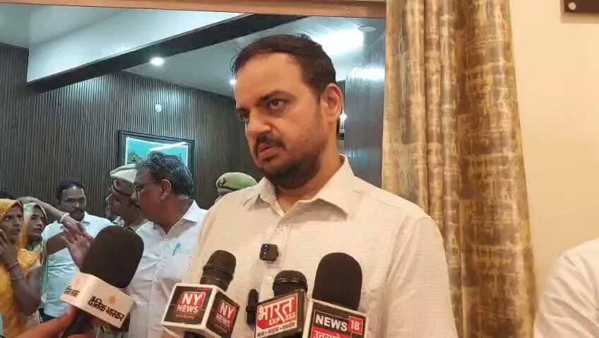 गाजीपुर।
महिलाओं ने डीएम को बांधी राखी।
डीएम ऑफिस पहुंच कर बांधी राखी।
डीएम ने महिलाओं को दी शुभकामनाएं।
#GhazipurNews