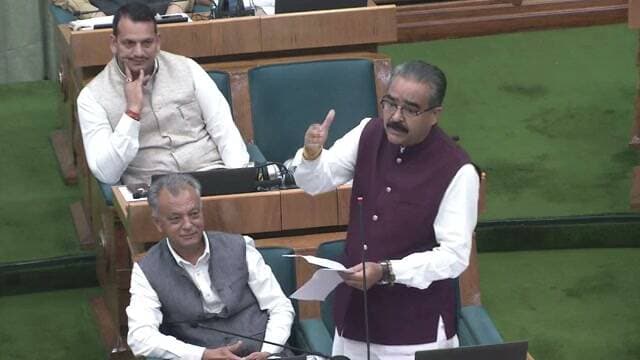 आपदा प्रभावित परिवारों को विशेष पैकेज दिलाने की मांग, मुख्यमंत्री ने दिया आश्वासन : बिक्रम ठाकुर
भाजपा विधायक एवं पूर्व मंत्री बिक्रम सिंह ठाकुर ने विधानसभा में जीरो ऑवर के दौरान अपने विधानसभा क्षेत्र में आपदा से हुए भारी नुकसान का मुद्दा प्रमुखता से उठाया। उन्होंने मुख्यमंत्री के समक्ष पूर्ण रूप से क्षतिग्रस्त मकानों वाले परिवारों को सरकार के विशेष राहत पैकेज का लाभ देने की मांग रखी।
बिक्रम ठाकुर ने बताया कि क्षेत्र में भारी भूस्खलन और प्राकृतिक आपदा के कारण कई परिवारों के मकान पूरी तरह क्षतिग्रस्त हुए हैं। इनमें कुहना पंचायत के जगदीश चंद पुत्र भानीराम, अशोक कुमार पुत्र भानीराम और तिलक राज पुत्र भानीराम, जबकि पीरसलूही पंचायत के सलीम मोहम्मद पुत्र जफर मोहम्मद, मोहम्मद खलील, वकील मोहम्मद पुत्र जफर मोहम्मद, मुस्ताक मोहम्मद, रशीद मोहम्मद पुत्र तुफैल मोहम्मद तथा इंदिरा कुमारी पत्नी कुशलचंद के मकान पूरी तरह क्षतिग्रस्त हुए हैं।
उन्होंने कहा कि इन परिवारों को अभी तक विशेष राहत पैकेज का लाभ नहीं मिला है और वे सरायों तथा दूसरों के घरों में रहने को मजबूर हैं। बिक्रम ठाकुर ने मुख्यमंत्री से आग्रह किया कि इन परिवारों को विशेष राहत पैकेज के तहत पर्याप्त सहायता उपलब्ध करवाई जाए, ताकि वे सुरक्षित स्थान पर नए मकान बना सकें।
मुख्यमंत्री ने बिक्रम ठाकुर को आश्वासन दिया कि इस मामले को विभाग के माध्यम से देखा जाएगा और प्रभावित परिवारों को उचित सहायता उपलब्ध करवाने के लिए आवश्यक कार्रवाई की जाएगी।
बिक्रम ठाकुर ने कहा कि आपदा में जिन परिवारों ने अपना आशियाना खोया है, उन्हें केवल आर्थिक सहायता नहीं बल्कि सम्मानपूर्वक दोबारा अपना घर बनाने का अवसर देना सरकार की जिम्मेदारी है।
