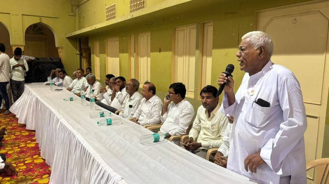 नापासर में वीरेंद्र बेनीवाल का शक्ति प्रदर्शन
चुनावी रणनीति पर कार्यकर्ताओं से सीधा संवाद, एकजुट होकर मैदान में उतरने का आह्वान
नापासर। आगामी नगरीय निकाय एवं पंचायती राज चुनावों को लेकर नापासर में कांग्रेस ने अपनी राजनीतिक सक्रियता तेज कर दी है। बुधवार को आसोपा धर्मशाला में प्रदेश कांग्रेस उपाध्यक्ष एवं पूर्व मंत्री वीरेंद्र बेनीवाल के नेतृत्व में आयोजित जनसंवाद कार्यक्रम में बड़ी संख्या में कांग्रेस पदाधिकारी, जनप्रतिनिधि और वरिष्ठ कार्यकर्ता जुटे।
कार्यक्रम में आगामी चुनावों की तैयारियों, स्थानीय राजनीतिक समीकरणों और संगठन को बूथ स्तर तक मजबूत करने को लेकर विस्तार से मंथन किया गया। कार्यकर्ताओं की बड़ी मौजूदगी को कांग्रेस के संगठनात्मक शक्ति प्रदर्शन के रूप में भी देखा जा रहा है।
पूर्व मंत्री वीरेंद्र बेनीवाल ने कहा कि आगामी नगरीय निकाय एवं पंचायती राज चुनावों में कांग्रेस पूरी मजबूती के साथ मैदान में उतरेगी। उन्होंने कहा कि उम्मीदवार चयन में पारदर्शिता बरती जाएगी तथा लंबे समय से संगठन के लिए समर्पित होकर कार्य कर रहे कार्यकर्ताओं की भावनाओं को प्राथमिकता दी जाएगी। उन्होंने कहा कि कार्यकर्ताओं के हितों की रक्षा संगठन की सर्वोच्च प्राथमिकता है।
बेनीवाल ने कहा कि कांग्रेस की असली ताकत उसका जमीनी कार्यकर्ता है और आगामी चुनावों में कार्यकर्ताओं की भूमिका बेहद महत्वपूर्ण होगी। उन्होंने कार्यकर्ताओं से जनता के बीच लगातार सक्रिय रहने, स्थानीय समस्याओं एवं विकास के मुद्दों को मजबूती से उठाने तथा कांग्रेस की विचारधारा और जनहित के मुद्दों को घर-घर तक पहुंचाने का आह्वान किया।
पूर्व प्रधान लालचंद आसोपा ने कहा कि नापासर में कांग्रेस का संगठन मजबूत है और कार्यकर्ता आगामी चुनावों के लिए पूरी तरह तैयार हैं। उन्होंने कहा कि कार्यकर्ताओं की एकजुटता और जनता के समर्थन के दम पर कांग्रेस आगामी चुनावों में मजबूती से अपनी उपस्थिति दर्ज कराएगी।
बैठक में संभावित उम्मीदवारों, बूथ स्तर पर संगठन को मजबूत करने, कार्यकर्ताओं की भूमिका तथा क्षेत्र के स्थानीय राजनीतिक समीकरणों पर भी चर्चा हुई।
कार्यक्रम में पूर्व ब्लॉक कांग्रेस अध्यक्ष अर्जुनराम कुकणा, भंवरलाल पड़िहार, पूर्व सरपंच गोविंद मूंड सहित कांग्रेस के पदाधिकारी, जनप्रतिनिधि एवं वरिष्ठ कार्यकर्ता मौजूद रहे।
आगामी चुनावों से पहले नापासर में आयोजित यह जनसंवाद कार्यक्रम कांग्रेस की चुनावी तैयारियों और संगठनात्मक सक्रियता के लिहाज से महत्वपूर्ण माना जा रहा है।