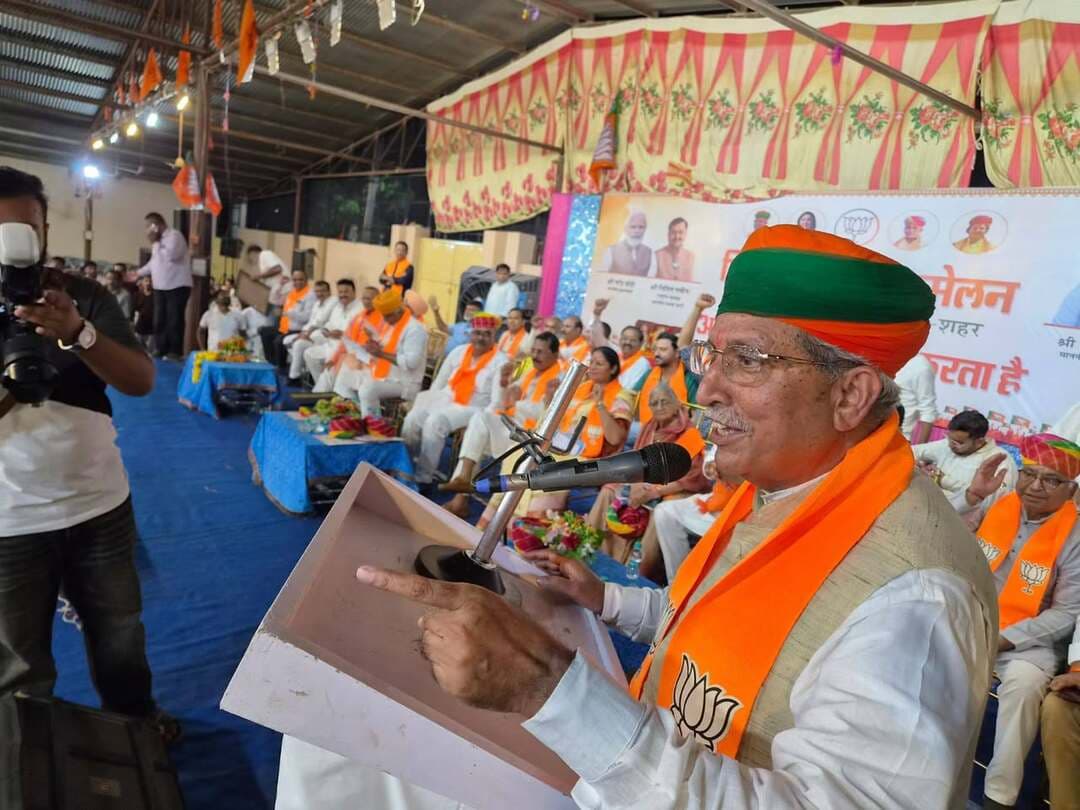 अर्जुनराम मेघवाल ने कहा—बीकानेर में खिलेगा कमल, नगर निगम चुनाव में भाजपा की विजय का संकल्प
विजय संकल्प सम्मेलन में 80 वार्डों से उमड़ा उत्साह, भाजपा के चुनावी अभियान को मिली नई धार
बीकानेर, 26 अगस्त 2026। नगर निगम चुनाव को लेकर भारतीय जनता पार्टी ने अपनी चुनावी तैयारियों को तेज करते हुए बुधवार को ‘विजय संकल्प सम्मेलन’ का आयोजन भाजपा शहर जिला अध्यक्ष सुमन छाजेड़ की अध्यक्षता में सम्पन्न।
अर्जुनराम मेघवाल ने कहा—हर वार्ड में मजबूती से जुटें कार्यकर्ता
मुख्य वक्ता अर्जुनराम मेघवाल ने कहा कि भाजपा का मजबूत संगठन और समर्पित कार्यकर्ता पार्टी की सबसे बड़ी ताकत हैं। नगर निगम चुनाव में प्रत्येक वार्ड तक संगठन की पहुंच और कार्यकर्ताओं की सक्रियता के साथ भाजपा पूरी मजबूती से मैदान में उतरेगी। उन्होंने कार्यकर्ताओं से घर-घर संपर्क कर भाजपा की नीतियों एवं उपलब्धियों को जनता तक पहुंचाने और प्रत्येक वार्ड को जीत का केंद्र बनाने का आह्वान किया।
मेघवाल ने कहा कि नगर निगम चुनाव बीकानेर के विकास और बेहतर व्यवस्थाओं के लिए महत्वपूर्ण है। कार्यकर्ता आपसी समन्वय और एकजुटता के साथ चुनावी अभियान को आगे बढ़ाएं। कार्यकर्ताओं की मेहनत और जनता के विश्वास के बल पर भाजपा नगर निगम चुनाव में विजय प्राप्त करेगी।
राजेंद्र गहलोत ने कहा—संगठन की मजबूती ही जीत का आधार
चुनाव पर्यवेक्षक एवं पूर्व राज्यसभा सांसद राजेंद्र गहलोत ने कहा कि 80 वार्डों से आए आवेदनों ने कार्यकर्ताओं के उत्साह और संगठन की मजबूती को साबित किया है। उन्होंने कार्यकर्ताओं से प्रत्येक वार्ड में पूरी सक्रियता के साथ जुटकर भाजपा को मजबूत करने का आह्वान किया।
मुकेश दाधीच ने कहा—एकजुटता से मिलेगी सफलता
प्रदेश उपाध्यक्ष मुकेश दाधीच ने कहा कि भाजपा का मजबूत संगठन और कार्यकर्ताओं की एकजुटता चुनाव में पार्टी की सबसे बड़ी ताकत है। उन्होंने कार्यकर्ताओं से पूरी ऊर्जा के साथ वार्ड स्तर पर सक्रिय होकर चुनावी अभियान को मजबूत करने का आह्वान किया।
सुरेंद्र पाल टीटी ने कहा—कार्यकर्ता पूरी ताकत से जुटें
प्रदेश उपाध्यक्ष सुरेंद्र पाल टीटी ने कहा कि नगर निगम चुनाव में प्रत्येक कार्यकर्ता की भूमिका महत्वपूर्ण है। उन्होंने कहा कि संगठन की रणनीति के अनुसार सभी कार्यकर्ता बूथ और वार्ड स्तर पर सक्रिय होकर पार्टी की जीत सुनिश्चित करने के लिए जुटें।
जेठानंद व्यास ने कहा—कार्यकर्ता ही भाजपा की ताकत
विधायक जेठानंद व्यास ने कहा कि भाजपा का कार्यकर्ता पार्टी की सबसे बड़ी ताकत है। कार्यकर्ताओं की मेहनत और जनता के विश्वास के साथ भाजपा नगर निगम चुनाव में मजबूत प्रदर्शन करेगी। उन्होंने वार्ड स्तर पर जनसंपर्क बढ़ाने का आह्वान किया।
सुमन छाजेड़ की अध्यक्षता में हुआ सम्मेलन
जिला अध्यक्ष सुमन छाजेड़ ने कहा कि भाजपा का संगठन प्रत्येक वार्ड में पूरी मजबूती के साथ सक्रिय है। कार्यकर्ताओं के उत्साह और संगठन की ताकत के साथ पार्टी विजय के लक्ष्य को लेकर आगे बढ़ रही है। उन्होंने कहा कि चुनाव में प्रत्येक कार्यकर्ता की भूमिका महत्वपूर्ण होगी।
80 वार्डों से आए आवेदनों ने दिखाया उत्साह
नगर निगम के सभी 80 वार्डों से संभावित प्रत्याशियों द्वारा आवेदन किए गए हैं। आवेदन प्रक्रिया के दौरान बड़ी संख्या में कार्यकर्ता अपने समर्थकों के साथ दल-बल से पहुंचे। वार्ड स्तर पर दिखाई दी सक्रियता और आवेदन प्रक्रिया में उमड़ा उत्साह भाजपा के मजबूत चुनावी आधार का संकेत बना।
मंच संचालन जिला महामंत्री एड. कौशल शर्मा ने किया
मीडिया संयोजक कमल गहलोत ने बताया कि सम्मेलन में पूर्व गृह मंत्री महाराष्ट्र कृपा शंकर सिंह, प्रदेश कार्यसमिति सदस्य गोपाल गहलोत, सत्यप्रकाश आचार्य, संगठन प्रभारी देवेंद्र पारिक, राजन तनेजा, मोहन सुराणा, महावीर रांका, रमजान अब्बासी, सरला जोशी, नारायण चोपड़ा, प्रेम गहलोत, पूर्व विधायक महाराष्ट्र नामदेव उसेडी, अविनाश वरजूकर, संतोष महाराज, जिला महामंत्री श्याम सिंह हाडला, राजेंद्र पंवार सहित पार्टी के पदाधिकारी, जनप्रतिनिधि एवं कार्यकर्ता उपस्थित रहे ।