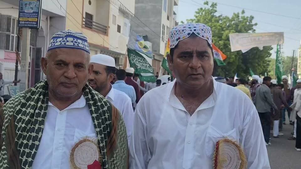 जश्ने ईद मिलादुन्नबी के मौके पर जुलूस ए मोहम्मदी निकाला गया
आज दिनांक 26/08/2026 बीकानेर शहर में जश्ने ईद मिलादुन्नबी के मौके पर जुलूस-ए- मुहम्मदी बड़े ही शान-ओ-शौकत के साथ निकला गय
अता हुसैन कादरी ने बताया मोहल्ला दमामीयान,शीतला गेट से शुरू होकर पींजारान, मोहल्ला छिपान,लाल गुफा,गोगा गेट,मोहल्ला गुजरान,जेल रोड,सिटी कोतवाली,मोहल्ला भिस्तीयान, कोट गेट, जोशीवाड़ा,महावतांन,कसाईयों की बारी होते हुए मोहल्ला व्यापारियन में संपन्न हुआ
हजारों की तादात में आशिक ए रसूल नातो सलाम व हुजूर की शान में दरूद शरीफ पढ़ते हुए रवाना हुए
जुलूस जहां से शुरू हुआ वहां शहर काजी शाहनवाज और शमीम सहाब ने जुलूस के आदाब बताएं जुलूस की रवानगी शादात-ए-इकराम के हाथो से हुवी
जुलूस समापन स्थल जामा मस्जिद के सामने कारी असगर साहब ने प्रोग्राम की निजामत की उसमें मुफ्ती अशफ़ाकउल्ला ने कौम को एक संदेश दिया के हमें एक प्लेटफार्म पर आकर इत्तेफाक से रहे जिस तरीके से आप मस्जिद मे इमाम के पीछे नमाज पढ़ते हैं इसी तरीके से हमें कौम के लिए भी एक सरपरस्त चुनना होगा
आज के इस दौर में सियासत को मजहब से दूर रखने की बात करते हैं जबकि हजरत उमर फारूक रजि अल्लाह अन्हू तआला ने अपनी पूरी जिंदगी में इस्लाम और सियासत को एक साथ चलाया
मौलाना असगर अली ने कहा आज के दौर में जिस तरीके से हम इल्म के एतबार से पीछे है कौम के लोगों को चाहिए वह एक वक्त की रोटी छोड़कर अपने बच्चों को जरूर पढ़ाया
मोलाना नौशाद ने नाते पाक सरकार की आमद मरहबा, लब्बैक या रसूल अल्लाह लब्बैक या रसूल अल्लाह पढ कर आशिक ए रसूल को इश्क की मस्ती मे झुमाया
अशरफ जिलानी साहब ने कहा आज आपने कहा लब्बैक तो आओ आज वादा करो कि हम अपनी जिंदगी में कोई गलत काम नहीं करेंगे और नशे से दूर रहेंगे
मेराज खान और अता हुसैन कादरी ने माकूल व्यवस्था के लिए बीकानेर जिला प्रशासन व पुलिस प्रशासन का धन्यवाद ज्ञापित किया
जाकिर नागौरी,मो असलम ,मास्टर मंसूर अली,मेहबूब कयामखानी,साजिद सुलेमानी,एम एच पप्पू,हसन खिलजी महबूब रंगरेज मोहम्मद सदीक कुरैशी आदी ने जुलूस के पूरे रास्ते में लोगों को व्यवस्था बनाने के लिए सहयोग किया जुलूस के पूरे रास्ते में हर मोहल्ले में लोगों के द्वारा शिरनी तकसीम करने के लिए भारतीय मुस्लिम शांति मिशन इंतजामया कमेटी सभी का शुक्रिया अदा करती है
जुलूस में शामिल हजरात हाफिज मुनीर अहमद, मौलाना अब्दुल सत्तार फैजानी,मोलाना मोहम्मद सलीम, हाफिज जाकिर साहब हाफिज मोहम्मद रमजान,हाफिज जाकिर हुसैन,नईमुद्दीन जामी, मोइनुद्दीन जामी, हाजी मकसूद अहमद हाजी मोहम्मद नसीम फुरकान अली अलीमुद्दीन जामी,वली गोरी, अजीज अहमद सुलेमानी, सनाउल्लाह खान,सिकंदर अली चूड़ीदार,अब्दुल सत्तार छिपा, अजीज अहमद सुलेमानी हसन अली मोहल्ला दमामियान के तमाम कार्यकर्ता व तन्जीमे आईमा के तमाम ईमाम हजरात व बीकानेर के तमाम मोहल्लो सो आशिक ए रसूल हजारो की तादात मे शामिल हुवे
बीकानेर शहर के सामाजिक व राजनीतिक बंधुओ ने जगह-जगह पुष्प वर्षा करके जुलूस का स्वागत किया और बीकानेर शहर के अमन चैन भाईचारे की मिसाल पेश की मौला व्यापारियान के तमाम कार्यकर्ताओं ने जुलूस के लिए जो इंतजाम किया उसके लिए हाफिज नईमुद्दीन ने उन सब का शुक्रिया अदा किया l