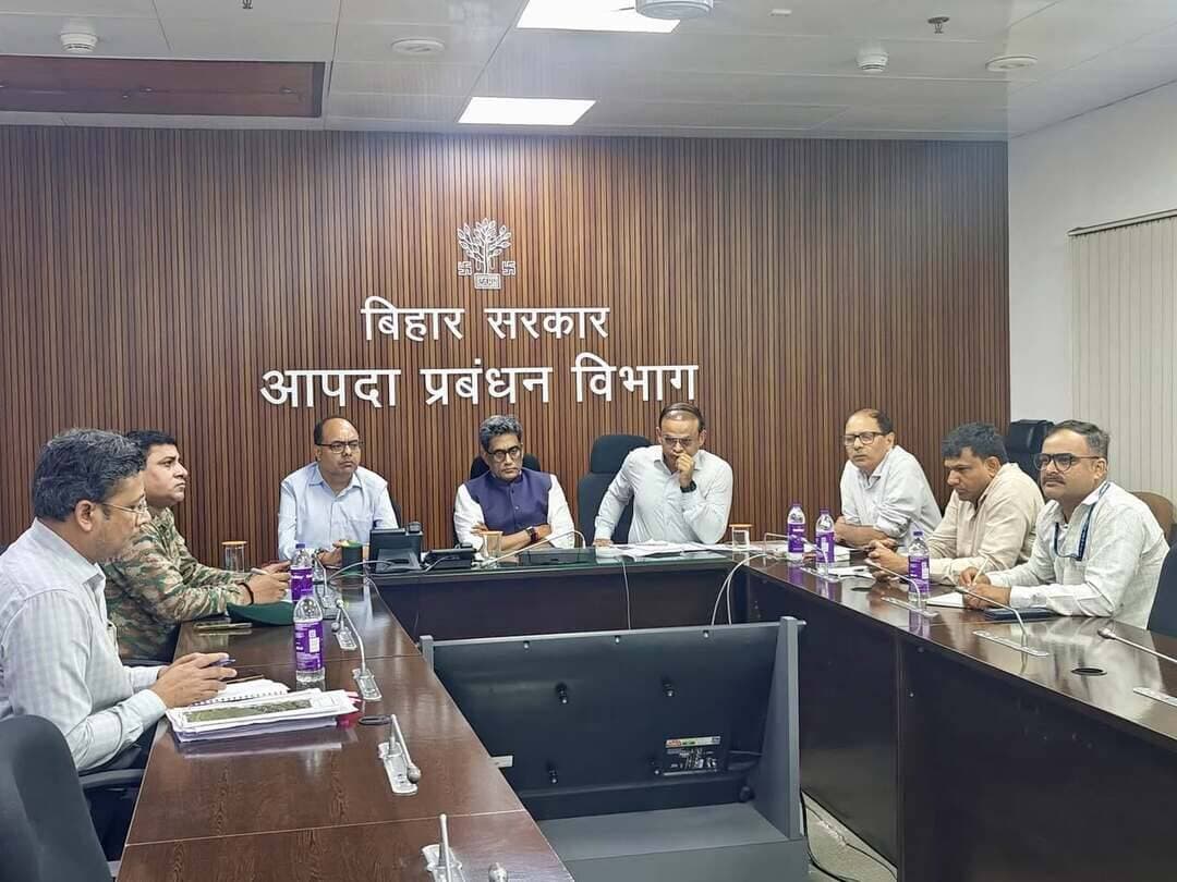 Bihar flood news : नेपाल में बाढ़ के बाद गंडक नदी का जलस्तर बढ़ा, विभाग ने कहा- घबराएं नहीं, सतर्क रहें
वाल्मीकिनगर। नेपाल में आई बाढ़ के बाद गंडक नदी के जलस्तर में बढ़ोतरी हुई है। जल संसाधन विभाग की ओर से जारी सूचना के अनुसार, बाढ़ का पानी रात करीब 8:30 बजे गंडक बराज, वाल्मीकिनगर पहुंचा। इसके बाद नदी के जलश्राव में लगभग 20 हजार क्यूसेक की वृद्धि दर्ज की गई है।
विभाग के अनुसार, रात करीब 11 बजे तक जलश्राव के पीक पर पहुंचने की संभावना है। इसके बाद जलस्तर में धीरे-धीरे कमी आने की उम्मीद है। अधिकतम जलश्राव करीब दो लाख क्यूसेक रहने का अनुमान है।
विभाग ने बताया कि 14 जुलाई 2026 को इस वर्ष अब तक का अधिकतम जलश्राव 2.24 लाख क्यूसेक दर्ज किया गया था। वहीं, वर्ष 2024 में 28 सितंबर को गंडक नदी में 5.62 लाख क्यूसेक जलश्राव दर्ज हुआ था। इन आंकड़ों के आधार पर फिलहाल स्थिति सामान्य रहने की संभावना जताई गई है।
हालांकि, किसी भी आपात स्थिति से निपटने के लिए गंडक बराज, तटबंधों और कंट्रोल रूम में अधिकारियों एवं कर्मियों को अलर्ट रखा गया है। लोगों से अफवाहों पर ध्यान नहीं देने और प्रशासन की सूचना का पालन करने की अपील की गई है।
जल संसाधन विभाग ने लोगों से कहा है—घबराएं नहीं, सतर्क रहें।