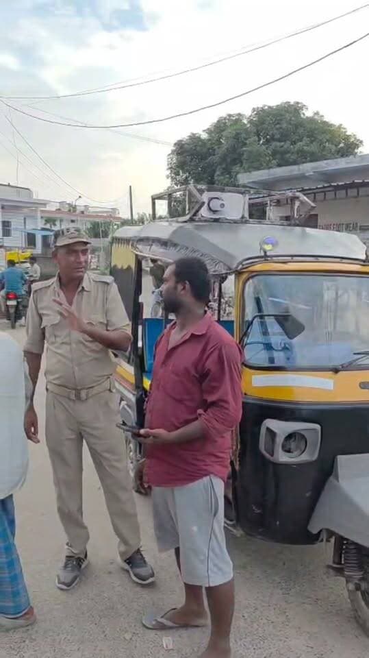 Flood news : नेपाल में त्रिशूली नदी का बांध टूटने के बाद गंडक नदी में अचानक जलस्तर बढ़ने की आशंका जताई जा रही है। इसे लेकर प्रशासन और जल संसाधन विभाग के अधिकारी हाई अलर्ट पर हैं।गंडक नदी के बढ़ते जलस्तर को देखते हुए तटबंधों की लगातार निगरानी की जा रही है। जिला प्रशासन ने नदी के निचले इलाकों में रहने वाले लोगों से विशेष सतर्कता बरतने और सुरक्षित ऊंचे स्थानों पर चले जाने की अपील की है।प्रशासन का कहना है कि जलस्तर में वृद्धि होने पर तटबंधों पर दबाव बढ़ सकता है। ऐसे में लोगों से अपील की गई है कि वे नदी और तटबंध के आसपास जाने से बचें और प्रशासन द्वारा जारी निर्देशों का पालन करें।फिलहाल प्रशासन और जल संसाधन विभाग की टीमें स्थिति पर नजर बनाए हुए हैं। #GandakRiver #FloodAlert #NepalFlood #TrishuliRiver #WaterLevel #FloodWarning #WestChamparan #BiharFlood #WaterResourcesDepartment #DistrictAdministration #HighAlert #RiverMonitoring #FloodSafety #StayAlert #BiharNews #NepalIndiaBorder