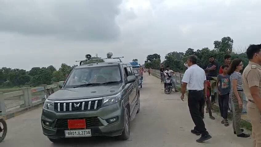 Flood news : नेपाल में त्रिशूली नदी का बांध टूटने के बाद गंडक नदी में अचानक जलस्तर बढ़ने की आशंका जताई जा रही है। इसे लेकर प्रशासन और जल संसाधन विभाग के अधिकारी हाई अलर्ट पर हैं।गंडक नदी के बढ़ते जलस्तर को देखते हुए तटबंधों की लगातार निगरानी की जा रही है। जिला प्रशासन ने नदी के निचले इलाकों में रहने वाले लोगों से विशेष सतर्कता बरतने और सुरक्षित ऊंचे स्थानों पर चले जाने की अपील की है।प्रशासन का कहना है कि जलस्तर में वृद्धि होने पर तटबंधों पर दबाव बढ़ सकता है। ऐसे में लोगों से अपील की गई है कि वे नदी और तटबंध के आसपास जाने से बचें और प्रशासन द्वारा जारी निर्देशों का पालन करें।फिलहाल प्रशासन और जल संसाधन विभाग की टीमें स्थिति पर नजर बनाए हुए हैं। #GandakRiver #FloodAlert #NepalFlood #TrishuliRiver #WaterLevel #FloodWarning #WestChamparan #BiharFlood #WaterResourcesDepartment #DistrictAdministration #HighAlert #RiverMonitoring #FloodSafety #StayAlert #BiharNews #NepalIndiaBorder