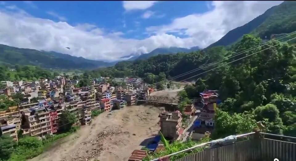 #नेपाल के उत्तरी रसुवा ज़िले का #डरावना वीडियो, जहाँ ज़बरदस्त अचानक बाढ़ (flash flood) आई थी।
कम से कम सात लोगों की मौत की पुष्टि हुई है और 20 लोग लापता बताए जा रहे हैं।
#ViralVideoFacebook #NepalGovernment #NepalNews