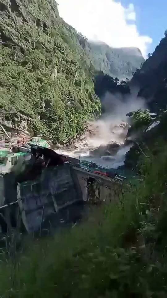 #नेपाल के उत्तरी रसुवा ज़िले का डरावना वीडियो, जहाँ ज़बरदस्त अचानक बाढ़ (flash flood) आई थी।
कम से कम सात लोगों की मौत की पुष्टि हुई है और 20 लोग लापता बताए जा रहे हैं।
#ViralVideoFacebook #NepalGovernment #NepalNews