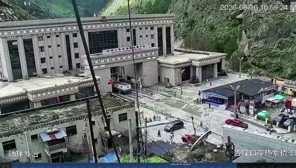 #चीन के तिब्बत से आई अचानक बाढ़ ने नेपाल में भारी तबाही मचाई है. यह तस्वीर चीन अधिकृत तिब्बत के इमिग्रेशन सेंटर की है.
आप सिर्फ मंजर को देखिये और अंदाजा लगाइये। हालात कितने भयावह हैं..!
#viralcctv #ViralNewsUpdate