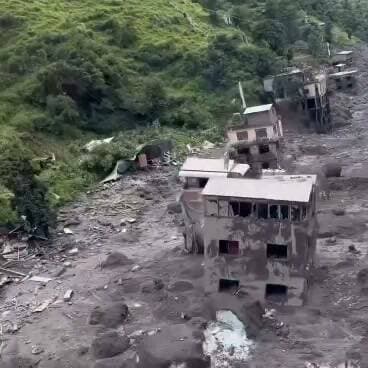 #नेपाल में #बाढ़: हवाई फुटेज में #तबाही का #मंज़र_दिखाई दे रहा है।
कम से कम 97 लोगों की मौत हो चुकी है, जबकि 27 देशों के 403 लोग लापता हैं।
लापता लोगों में 62 नेपाली नागरिक, 133 भारतीय, 47 अमेरिकी और 33 ब्रिटिश नागरिक शामिल हैं।
#ViralNewsUpdate #NepalNews #NepalGovernment