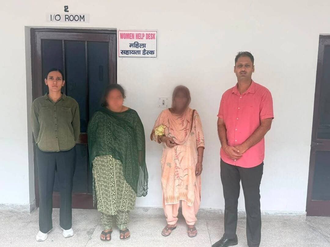 सोलन से रास्ता भटककर पंचकूला पहुंची मानसिक रुप से बीमार युवती, पुलिस ने सुरक्षित परिजनो से मिलवाया
पंचकूला/ 26 अगस्त :- पुलिस कमिश्नर आईपीएस पंकज नैन के नेतृत्व में पंचकूला पुलिस गुमशुदा लोगों की सुरक्षित बरामदगी को सर्वोच्च प्राथमिकता देते हुए लगातार प्रभावी कार्रवाई कर रही है। एक नये मामलें में पुलिस ने हिमाचल प्रदेश से रास्ता भटककर पंचकूला पहुंची एक युवती को सुरक्षित उसके परिजनों से मिलवाकर एक सराहनीय कार्य किया है।
डीसीपी पंचकूला आईपीएस अदिति सिंह के अनुसार 25 अगस्त की सुबह करीब 10 बजे एक 25 वर्षीय युवती, जो सोलन (हिमाचल प्रदेश) की निवासी है, मानसिक रूप से अस्वस्थ होने के कारण घर से बिना बताए निकल गई थी। बीती रात करीब 11 बजे हमारी टीम को गश्त के दौरान चंडीमंदिर लाईटों के पास वही युवती लावारिस अवस्था में भटकते हुए मिली। थाना प्रभारी इंस्पेक्टर रामपाल की अगुवाई में टीम ने तत्परता दिखाते हुए युवती को सुरक्षित चंडीमंदिर थाना लाया गया जहां महिला पुलिसकर्मियों की मौजूदगी में युवती को सुरक्षित ठहराया गया। पूछताछ के दौरान युवती की मानसिक स्थिति सामान्य नहीं पाई गई, जिस पर संवेदनशीलता के साथ उनकी जानकारी एकत्र कर पहचान सुनिश्चित करने का प्रयास किया।
पुलिस द्वारा युवती का पता लगाने के बाद उसके परिजनों से संपर्क किया गया। परिजनों ने बताया कि युवती मानसिक बीमारी से ग्रसित है और उसका उपचार चल रहा है, साथ ही वह पहले भी घर से निकल चुकी थी। आवश्यक औपचारिकताएं पूरी करने के बाद युवती को आज सुरक्षित उसके परिजनों के सुपुर्द कर दिया गया। अपनी बेटी को सुरक्षित पाकर परिजनों ने पंचकूला पुलिस का हृदय से आभार व्यक्त किया।