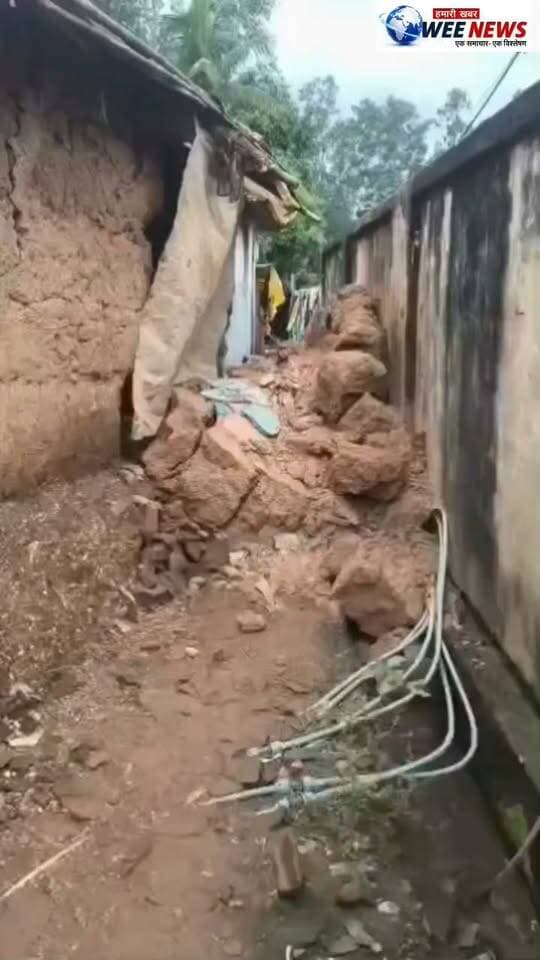 सिहोरा के हड़हा मोहल्ला में सीलन से भरभराकर गिरी कच्चे मकान की दीवार, बाल-बाल बचा परिवार