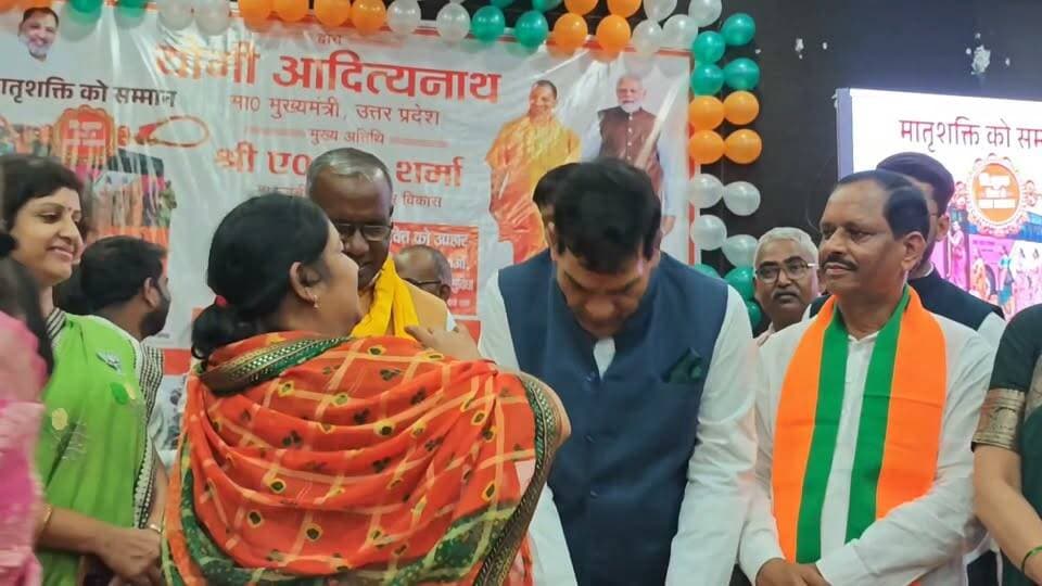 मऊ में ऊर्जा मंत्री ए.के. शर्मा को बहनों ने बांधी राखी, देखिए तस्वीरें | खबरें अभी तक