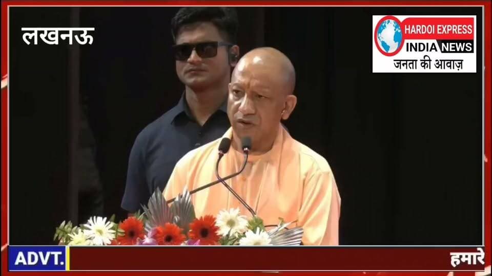 रक्षाबंधन पर योगी सरकार का बड़ा उपहार: 27 से 29 अगस्त तक महिलाओं और सहयात्री को मुफ्त बस यात्रा की सुविधा
लखनऊ / राज्य ब्यूरो
रक्षाबंधन के पावन पर्व के अवसर पर उत्तर प्रदेश की योगी सरकार ने प्रदेश की महिलाओं को बड़ा तोहफा दिया है। मुख्यमंत्री योगी आदित्यनाथ ने ऐलान किया है कि रक्षाबंधन के उपलक्ष्य में प्रदेश की हर बेटी, बहन और माता अपने साथ एक सहयात्री (अटेंडेंट) को भी मुफ्त बस यात्रा का लाभ दिला सकेंगी।
यात्रा की तिथियां: यह सुविधा 27, 28 और 29 अगस्त तक पूरे प्रदेश में लागू रहेगी।
किन बसों में मिलेगी छूट: उत्तर प्रदेश राज्य सड़क परिवहन निगम (UPSRTC) की साधारण/रोडवेज बसों के साथ-साथ नगरीय क्षेत्र में चलने वाली सिटी बसों में भी मुफ्त यात्रा मान्य होगी।
सहयात्री को भी लाभ: महिला यात्री के साथ सफर करने वाले एक सहयात्री (अटेंडेंट) का भी कोई किराया नहीं लगेगा।
सुरक्षा एवं सुगम व्यवस्था: त्यौहार के दौरान परिवहन विभाग और पुलिस प्रशासन को निर्देश दिए गए हैं कि बसों के संचालन में अतिरिक्त व्यवस्था की जाए ताकि महिलाओं को आवागमन में किसी भी प्रकार की असुविधा न हो।