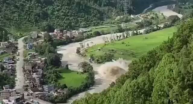 नेपाल: नदी किनारे बसे तटीय इलाकों में तबाही, पूरा गांव भूस्खलन की चपेट में आया
काठमांडू / नेपाल में प्राकृतिक आपदा और भारी तबाही का दौर जारी है। नदी के किनारों पर बसे तटीय इलाकों में सबसे अधिक नुकसान की खबर सामने आ रही है। हाल ही में सामने आए दृश्यों के अनुसार, नदी के समीप स्थित एक पूरा का पूरा गांव भूस्खलन और मलबे की चपेट में आ गया है।