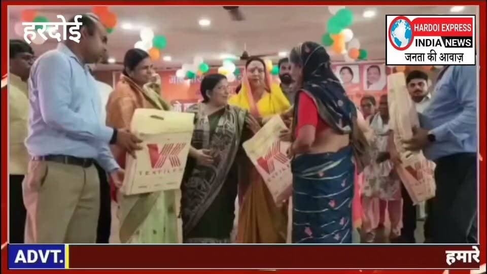 परिवहन निगम के कार्यक्रम में हरदोई पहुंची राज्य मंत्री रजनी तिवारी, बोली- रक्षाबंधन पर महिलाओं को तीन दिन बस सेवा मुफ्त, और 60 साल से ऊपर की महिलाओं को आजीवन मुफ़्त मिलेगी बस सेवा
उत्तर प्रदेश सरकार का बड़ा तोहफा 60 वर्ष से अधिक उम्र की महिलाओं के लिए बस यात्रा मुफ्त, रक्षाबंधन पर विशेष तोहफा महिलाओं ने किया धन्यवाद
हरदोई में योगी सरकार ने 60 वर्ष से अधिक उम्र की महिलाओं को बड़ा तोहफा दिया है। अब बुजुर्ग महिलाएं उत्तर प्रदेश परिवहन निगम की बसों में निशुल्क यात्रा कर सकेंगी। इस योजना को लेकर परिवहन निगम हरदोई की ओर से कार्यक्रम आयोजित किया गया, जिसमें मुख्यमंत्री योगी आदित्यनाथ के लखनऊ से योजना के शुभारंभ का लाइव प्रसारण किया गया।
हरदोई में परिवहन निगम की ओर से आयोजित कार्यक्रम में 500 से अधिक महिलाएं मौजूद रहीं। कार्यक्रम के दौरान महिलाओं को सामान की किट भी वितरित कि गया।
मुख्यमंत्री योगी आदित्यनाथ ने लखनऊ से 'माता अहिल्याबाई मातृशक्ति योजना' का शुभारंभ किया। योजना के तहत प्रदेश की 60 वर्ष से अधिक उम्र की महिलाएं परिवहन निगम की बसों में निशुल्क यात्रा कर सकेंगी।
वहीं रक्षाबंधन के अवसर पर महिलाओं के लिए तीन दिनों तक रोडवेज बसों में निशुल्क यात्रा की सुविधा भी दी गई है। इस दौरान महिला अपने साथ एक सहयोगी को भी लेकर यात्रा कर सकती है।