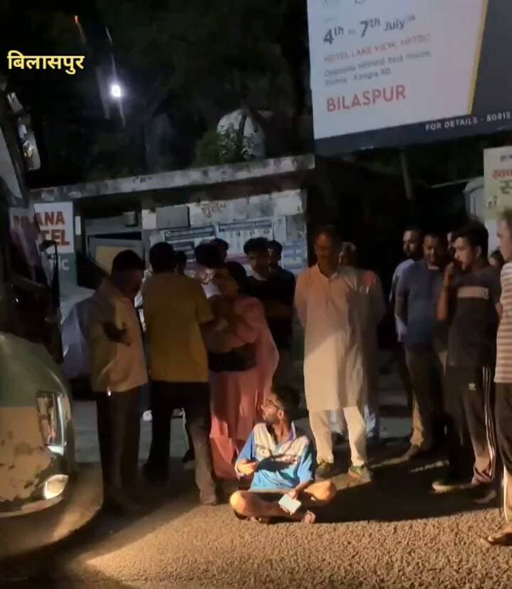 बिलासपुर बस स्टैंड के पास बस और स्कूटी की टक्कर
