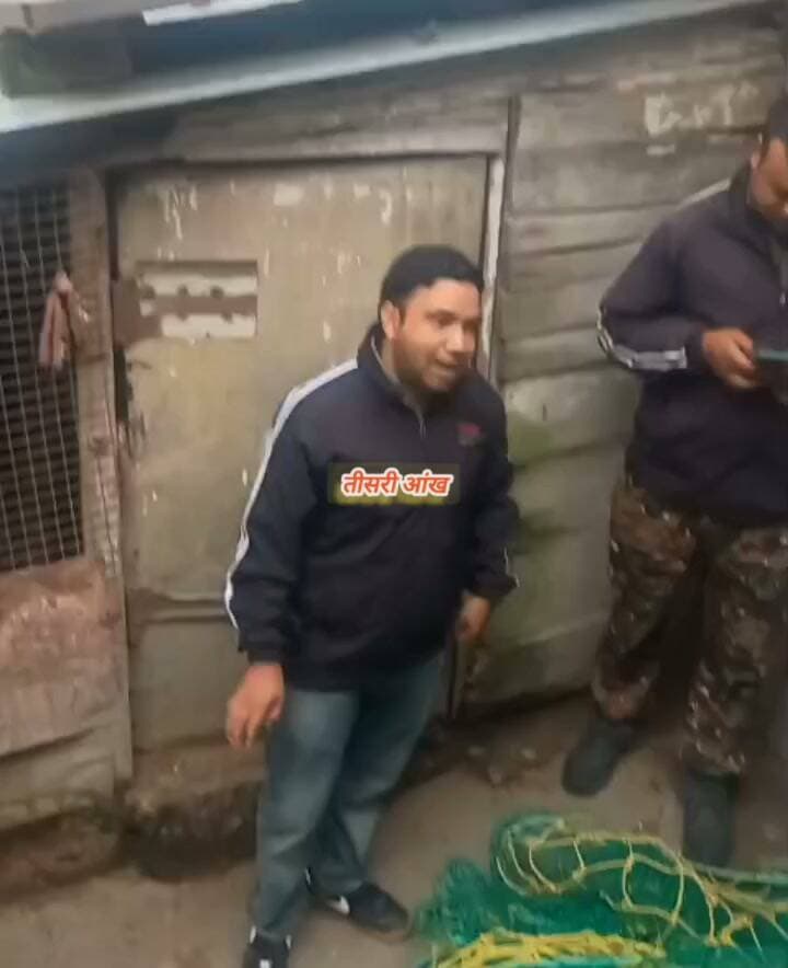 मासों में मुर्गी के बाड़े में कैद गुलदार को ट्रैंकुलाइज करने के दौरान 2 वन कर्मियों में गुलदार ने किया अटैक वनकर्मी घायल।
पौड़ी: मासों क्षेत्र में मुर्गी के बाड़े में कैद गुलदार को रेस्क्यू करने पहुंची वन विभाग की टीम के सामने उस समय मुश्किल खड़ी हो गई, जब गुलदार को ट्रैंकुलाइज करने की कार्रवाई के दौरान 2 वनकर्मियों पर गुलदार ने अटैक कर दिया घायल वनकर्मी को प्राथमिक उपचार के लिए जिला अस्पताल पौड़ी लाया जा रहा है। मौके पर वन विभाग की टीम गुलदार को सुरक्षित रेस्क्यू करने में जुटी हुई है।