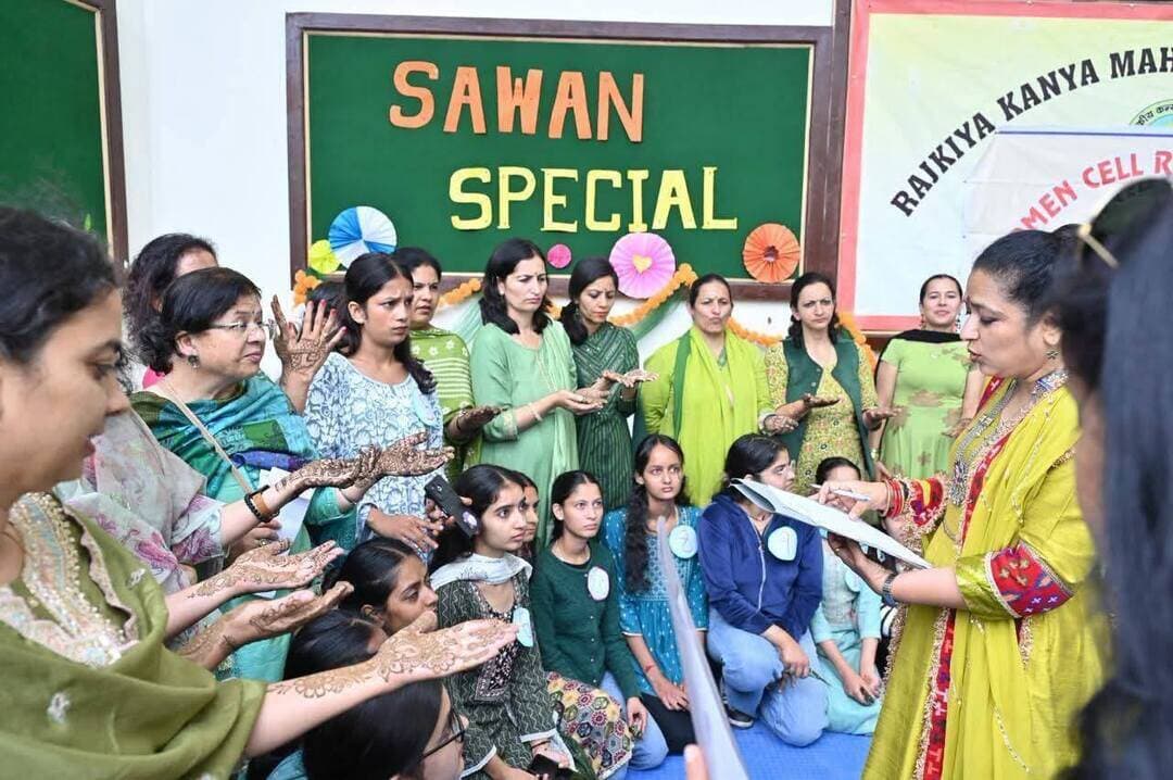 #RKMV में सावन उत्सव के बहाने दिया प्रकृति संरक्षण का संदेश
शिव आराधना से लेकर पौधरोपण और स्वच्छता तक, छात्राओं को पर्यावरण के प्रति किया जागरूक
शिमला। राजकीय कन्या महाविद्यालय (RKMV) शिमला में आयोजित सावन एवं मानसून उत्सव इस बार मनोरंजन के साथ प्रकृति संरक्षण और स्वास्थ्य जागरूकता का संदेश भी दे गया। महाविद्यालय के महिला प्रकोष्ठ की ओर से आयोजित कार्यक्रम में छात्राओं को भारतीय संस्कृति और लोक परंपराओं से जोड़ने के साथ पर्यावरण के प्रति जिम्मेदारी का भी संदेश दिया गया। महाविद्यालय की प्राचार्या डॉ. अनुरिता सक्सेना ने सावन को प्रकृति के नव श्रृंगार का प्रतीक बताते हुए कहा कि भगवान शिव की पूजा के साथ प्रकृति की सेवा भी जरूरी है। उन्होंने छात्राओं से सावन में एक पौधा लगाने का आह्वान किया। उन्होंने कहा कि पौधरोपण प्रकृति की सच्ची पूजा है। मानसून के दौरान जलजनित बीमारियों का खतरा बढ़ने को देखते हुए उन्होंने आसपास स्वच्छता बनाए रखने पर भी जोर दिया। महिला प्रकोष्ठ की संयोजक डॉ. संध्या शर्मा ने कहा कि उत्सव का उद्देश्य छात्राओं को भारतीय संस्कृति, सभ्यता और लोक परंपराओं से जोड़ना है। कार्यक्रम में छात्राओं ने शिव स्तुति, गरबा और घूमर की प्रस्तुतियों से सांस्कृतिक रंग बिखेरा। वहीं, मेहंदी प्रतियोगिता में छात्राओं ने अपनी रचनात्मक प्रतिभा दिखाई। प्रतियोगिता में बीसीए की प्रीति प्रथम, बी.वॉक की पारुल द्वितीय, बीए द्वितीय वर्ष की स्वाति तृतीय, बीए तृतीय वर्ष की वर्षा चतुर्थ और एमए प्रथम वर्ष की रीना पांचवें स्थान पर रहीं। कार्यक्रम में महाविद्यालय परिवार और बड़ी संख्या में छात्राओं ने भाग लिया।