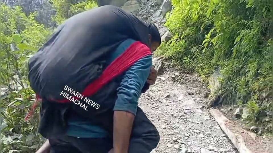 * चुराह में 100 फीट गहरी खाई में गिरा भेड़पालक, बाल-बाल बची जान।
* घायल साथी को पीठ पर उठाकर कई किलोमीटर पैदल चले अन्य भेड़पालक।
* चांजू पहुंचाकर प्राथमिक उपचार के बाद एंबुलेंस से मेडिकल कॉलेज चंबा भेजा।
* हादसे में साथियों की हिम्मत और इंसानियत ने ‘जाको राखे साइयां’ कहावत की चरितार्थ।
(शिव सूर्यवंशी )
#churahvalley #chamba
