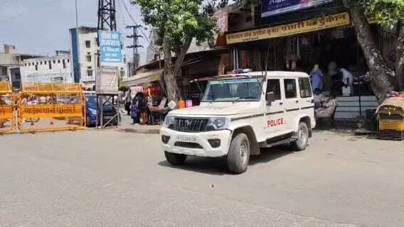 बहरोड़ में पार्षद पदों के नामांकन के चलते पुराना बस स्टैंड व जिला अस्पताल मोड़ पर की गई पुलिस द्वारा बेरिकेटिंग
