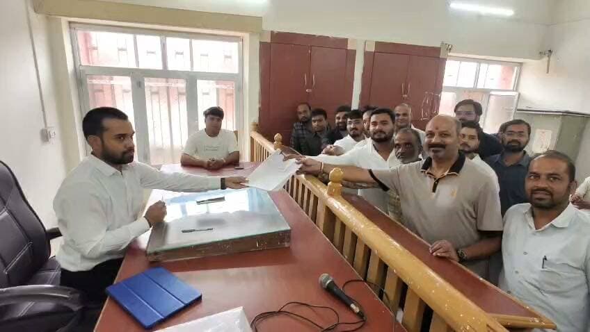 बारां नगर निकाय चुनाव,
आज नामांकन पत्र के पहले दिन कांग्रेस से भरा नामांकन पत्र, नगर परिषद चुनाव में कांग्रेस से किया गया पहला नामांकन दाखिल, वार्ड 46 से मयंक माथोडिया ने किया अपना नामांकन दाखिल!!
#inc #incbaran #dccbaran #mayankmathodiya #baran #election शहर कांग्रेस बारां