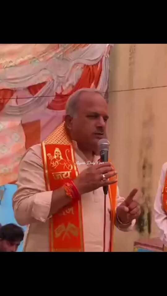 अलीगढ़ में BJP विधायक अनिल पाराशर का विवादित भाषण, “टोपी वालों” का जिक्र और बुलडोजर पर बयान से सियासत गरमाई!
#Aligarh #AnilParashar #BJP #UPPolitics #ViralNews