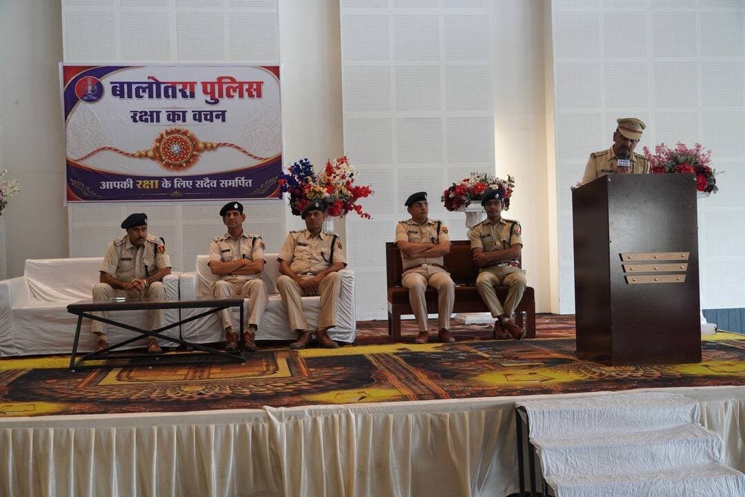 #बालोतरा: ‘‘रक्षा का वचन’’ अभियान के तहत महिलाओं को सुरक्षा का भरोसा।
बालोतरा पुलिस ने महिलाओं को दिलाई मतदान की शपथ।
महिला सुरक्षा एवं लोकतांत्रिक भागीदारी का दिया संदेश।
पुलिस अधीक्षक जिला बालोतरा श्री राजेश कुमार काॅवत आईपीएस ने बताया कि रक्षाबंधन पर्व के अवसर पर पुलिस एवं आमजन के मध्य बेहतर समन्वय, विश्वास एवं आत्मीयता स्थापित करने तथा महिलाओं एवं बालिकाओं में पुलिस के प्रति सुरक्षा एवं विश्वास की भावना को और अधिक सुदृढ़ करने के उद्देश्य से रक्षा का वचन कार्यक्रम का आयोजन किया गया, जिसमें बड़ी संख्या में महिलाओं एवं बालिकाओं ने उत्साहपूर्वक भाग लिया। जिले के समस्त पुलिस थानों एवं जिला स्तर पर आयोजित कार्यक्रम में महिलाओं ने पुलिस अधिकारियों को रक्षा सूत्र बांधकर सुरक्षा, विश्वास एवं आत्मीयता के इस विशेष अभियान को सार्थक बनाया। रक्षाबंधन के अवसर पर आयोजित इस कार्यक्रम ने सुरक्षा के पारंपरिक संदेश को नागरिक जिम्मेदारी और मतदान के संकल्प से जोड़ा। कार्यक्रम में सुरक्षा सखियों, दिव्यांग महिलाओं, महिला यूथ सीएलजी सदस्यों, कामकाजी महिलाओं, आशा सहयोगिनियों, आंगनवाड़ी कार्यकर्ताओं, महिला साथिनों, सफाईकर्मी, महिला नर्सिंगकर्मियों एवं विद्यालयों की छात्राओं सहित बड़ी संख्या में महिलाओं ने उत्साहपूर्वक सहभागिता करते हुए मतदान की शपथ ली। पुलिस प्रशासन ने महिलाओं में सुरक्षा की भावना मजबूत करने के साथ उन्हें अपने लोकतांत्रिक अधिकारों के प्रति जागरूक किया।
पुलिस अधीक्षक श्री राजेश कुमार काॅवत आईपीएस ने कहा कि रक्षाबंधन केवल भाई-बहन के स्नेह और सुरक्षा का पर्व नहीं, बल्कि समाज में महिलाओं के सम्मान, सुरक्षा और विश्वास को मजबूत करने का संदेश भी देता है। उन्होंने कहा कि बालोतरा पुलिस महिलाओं की सुरक्षा, सम्मान एवं सहायता के लिए सदैव प्रतिबद्ध है तथा प्रत्येक महिला एवं बालिका को सुरक्षित वातावरण उपलब्ध कराना पुलिस की प्राथमिकता है।
कार्यक्रम के दौरान उपस्थित महिलाओं एवं बालिकाओं को महिला सुरक्षा संबंधी कानूनों, महिला हेल्पलाइन, आपातकालीन सेवा 112, साइबर हेल्पलाइन 1930, साइबर अपराधों से बचाव, राजकॉप सिटीजन ऐप तथा पुलिस द्वारा उपलब्ध विभिन्न सहायता सेवाओं की जानकारी देकर जागरूक किया गया। साथ ही महिलाओं से किसी भी प्रकार की आपात स्थिति या अपराध की सूचना तत्काल पुलिस को देने की अपील की गई।
@policerajasthan
#RakshaBandhan #BalotraPolice #HappyRakshaBandhan #Rakhi #NariShakti