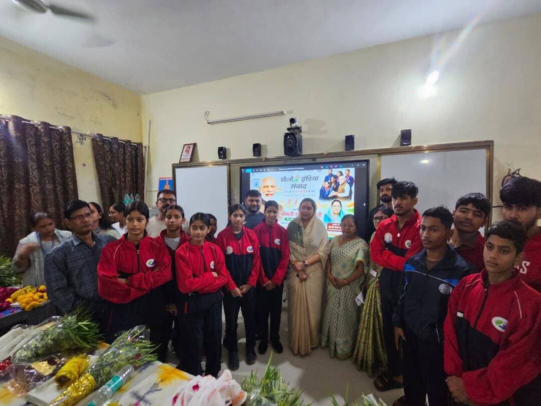 प्रधानमंत्री श्री Narendra Modi जी द्वारा आज खेलो इंडिया संवाद के माध्यम से देशभर के युवाओं से संवाद कर उन्हें खेलों से जुड़ने और अपनी प्रतिभा को नई ऊंचाइयों तक पहुंचाने के लिए प्रेरित किया।
दतिया में शासकीय कन्या महाविद्यालय में आयोजित जिला स्तरीय कार्यक्रम में भिंड-दतिया सांसद श्रीमती Sandhya Ray संध्या राय के मुख्य आतिथ्य में युवाओं एवं विद्यार्थियों ने प्रधानमंत्री के संवाद का सीधा प्रसारण देखा।
सांसद श्रीमती राय ने युवाओं को प्रेरित करते हुए कहा कि खेल केवल शारीरिक स्वास्थ्य का माध्यम नहीं, बल्कि अनुशासन, आत्मविश्वास, नेतृत्व क्षमता और टीम भावना विकसित करने का प्रभावी साधन भी हैं।
कार्यक्रम में बड़ी संख्या में युवा, विद्यार्थी एवं खेल प्रेमी उपस्थित रहे
PMO India
Dr Mohan Yadav
CM Madhya Pradesh
Jansampark Madhya Pradesh
#datia #CMMadhyaPradesh #JansamparkMP #दतिया