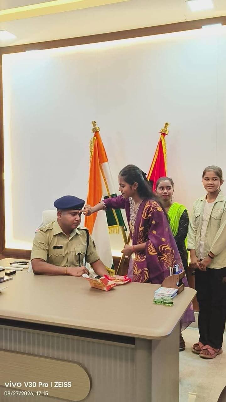 रक्षाबंधन के पावन अवसर पर आज सीतामढ़ी एसपी श्री अमित रंजन को किशोरियों ने राखी बांधी। इस दौरान एसपी ने बालिकाओं की सुरक्षा, शिक्षा और अधिकारों का संकल्प दोहराते हुए उन्हें स्नेह और मिठाइयाँ भेंट कीं।
सीतामढ़ी पुलिस बाल सुरक्षा, महिला सुरक्षा, मानव तस्करी और बाल विवाह की रोकथाम के लिए पूरी तरह प्रतिबद्ध है।
समस्त जिलावासियों को रक्षाबंधन की हार्दिक शुभकामनाएं!