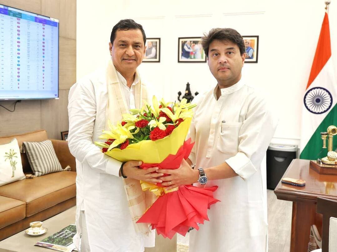 गढ़वाल में बेहतर कनेक्टिविटी की दिशा में बड़ा कदम
गढ़वाल लोकसभा क्षेत्र के दुर्गम एवं सीमांत इलाकों में मोबाइल नेटवर्क और इंटरनेट कनेक्टिविटी मजबूत करने के लिए 13 नए मोबाइल टावरों को स्वीकृति मिली है। इस पर केंद्रीय संचार मंत्री ज्योतिरादित्य एम. सिंधिया से भेंट कर आभार जताया गया। साथ ही चमोली, रुद्रप्रयाग, पौड़ी और टिहरी गढ़वाल के 92 स्थानों पर नए मोबाइल टावर स्थापित करने का आग्रह किया गया, जिस पर मंत्री ने सकारात्मक कार्रवाई का आश्वासन दिया।