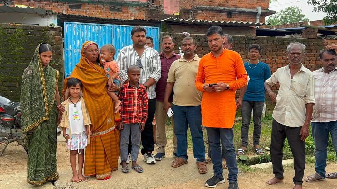 हैदराबाद में सड़क हादसे में जमुआ प्रखंड के पोबी पंचायत अंतर्गत तेजपुर गांव निवासी अनिल यादव (हुलास यादव के पुत्र) की इलाज के दौरान मौT हो गई। 14 अगस्त की रात पैटनी सेंटर चौराहे के पास चारपहिया वाहन की टक्कर से वह गंभीर रूप से घायल हुए थे।
हादसे के बाद गांधी हॉस्पिटल, KIMS सिकंदराबाद और फिर उस्मानिया हॉस्पिटल में उनका इलाज चला, जहां 18 अगस्त की रात करीब 9 बजे उनकी मौT हो गई। अनिल पिछले 10 वर्षों से हैदराबाद में काम कर परिवार का भरण-पोषण कर रहे थे।
उनके निधन से पत्नी और दो बेटों व एक बेटी समेत पूरा परिवार सदमे में है। तीनों मासूम बच्चों के सिर से पिता का साया उठ गया। झारखंड एकता समाज के अध्यक्ष विनोद यादव के नेतृत्व में ने एंबुलेंस से पार्थिव शरीर गांव पहुंचाया और परिवार को 20 हजार रुपये की आर्थिक सहायता दी। मौके पर आशीष यादव, सुनील सानू,विकास यादव,सकलदेव यादव,शिव शंकर यादव सहित कई लोग मौजूद थे।
#apnagiridihnews #GiridihNews #hyderabad