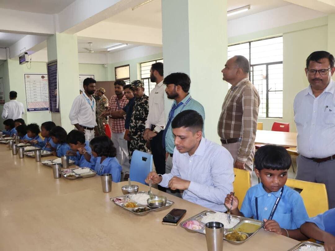 जिला पदाधिकारी, बांका श्री अंशुल अग्रवाल द्वारा आज चांदन प्रखंड अंतर्गत डॉ. भीमराव अंबेडकर छात्रावास, ताराकुरा का निरीक्षण किया गया।
निरीक्षण के दौरान जिला पदाधिकारी द्वारा छात्रावास परिसर का जायजा लिया गया तथा साफ-सफाई, स्वच्छता एवं छात्रों को उपलब्ध कराई जा रही अन्य व्यवस्थाओं की जाएगा लिया। उन्होंने संबंधित कर्मियों को छात्रावास परिसर में साफ-सफाई एवं अन्य व्यवस्थाओं को बेहतर बनाए रखने के संबंध में आवश्यक दिशा-निर्देश दिए।
इसके उपरांत जिला पदाधिकारी द्वारा छात्रावास में कार्यरत कर्मियों एवं शिक्षकों से वार्ता की गई। उन्होंने छात्रों के पठन-पाठन, शैक्षणिक प्रगति एवं समग्र व्यक्तित्व विकास के संबंध में विस्तृत जानकारी ली। जिला पदाधिकारी ने निर्देश दिया कि बच्चों की शैक्षणिक प्रगति पर नियमित रूप से ध्यान दिया जाए तथा उनकी रुचि, क्षमता एवं आवश्यकता के अनुरूप पठन-पाठन की व्यवस्था सुनिश्चित की जाए।
निरीक्षण के दौरान विद्यालय की पठन-पाठन व्यवस्था एवं शैक्षणिक वातावरण से जिला पदाधिकारी संतुष्ट नजर आए। उन्होंने बेहतर शैक्षणिक व्यवस्था के लिए शिक्षकों एवं छात्रावास प्रबंधन के प्रयासों की सराहना की। जिला पदाधिकारी द्वारा वर्ग प्रथम के बच्चों से भी संवाद किया गया तथा उनसे उनकी पढ़ाई एवं विद्यालय से संबंधित विषयों पर जानकारी ली गई।
निरीक्षण के क्रम में जिला पदाधिकारी द्वारा छात्रावास के बच्चों के साथ भोजन भी ग्रहण किया गया। इसके माध्यम से उन्होंने बच्चों के साथ सहज संवाद स्थापित करते हुए भोजन एवं छात्रावास में उपलब्ध कराई जा रही सुविधाओं का प्रत्यक्ष रूप से जायजा लिया।
जिला पदाधिकारी द्वारा छात्रावास के रसोईघर का भी निरीक्षण किया गया। इस दौरान रसोईघर में साफ-सफाई, स्वच्छता एवं हाइजीन से संबंधित व्यवस्थाओं का जायजा लिया गया। रसोईघर एवं परिसर की स्वच्छता व्यवस्था संतोषजनक पाए जाने पर जिला पदाधिकारी ने संतोष व्यक्त किया तथा संबंधित कर्मियों को भविष्य में भी साफ-सफाई एवं स्वच्छता की व्यवस्था निरंतर बनाए रखने का निर्देश दिया।
संत रविदास जी की जयंती के अवसर पर विद्यालय परिसर में प्रेरणा सत्र का आयोजन किया गया। इस अवसर पर जिला पदाधिकारी श्री अंशुल अग्रवाल ने विद्यार्थियों से संवाद करते हुए उन्हें सफलता के लिए आवश्यक मूलभूत गुणों के बारे में बताया। उन्होंने विद्यार्थियों को मेहनत, अनुशासन, निरंतर सीखने की प्रवृत्ति एवं सकारात्मक सोच के साथ आगे बढ़ने के लिए प्रेरित किया।
जिला पदाधिकारी ने संत रविदास जी के विचारों एवं उनके सामाजिक योगदान से विद्यार्थियों को अवगत कराया। उन्होंने कहा कि संत रविदास जी ने समाज में समानता, मानवता एवं प्रगतिशील विचारों को आगे बढ़ाने का महत्वपूर्ण कार्य किया। आज आवश्यकता है कि हम उनके विचारों को अपने जीवन में आत्मसात करें तथा समाज में सकारात्मक बदलाव लाने की दिशा में कार्य करें।
उन्होंने विद्यार्थियों को लक्ष्य निर्धारित कर निरंतर प्रयास करने तथा शिक्षा को अपने जीवन में परिवर्तन का माध्यम बनाने के लिए प्रेरित किया। इस दौरान जिला पदाधिकारी ने छात्रावास एवं विद्यालय द्वारा बच्चों के शैक्षणिक एवं समग्र विकास के लिए किए जा रहे प्रयासों की सराहना की।