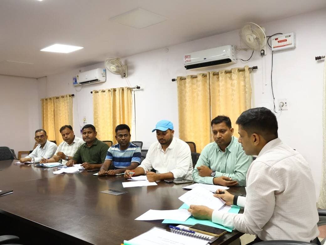 आज समाहरणालय स्थित मिनी सभागार में विद्युत विभाग की विभिन्न परियोजनाओं से संबंधित समीक्षात्मक बैठक जिला पदाधिकारी, बांका श्री अंशु अग्रवाल की अध्यक्षता में आयोजित की गई।
बैठक में जिले में चल रही विद्युत विभाग की विभिन्न परियोजनाओं की विस्तृत समीक्षा की गई। इस दौरान ग्रिड उपकेंद्र अमरपुर, बौंसी एवं बेलहर, इंग्लिशमोर, रजौन एवं ककवारा में निर्माणाधीन शक्ति उपकेंद्र तथा उनसे संबंधित ट्रांसमिशन लाइन के कार्यों की प्रगति की समीक्षा की गई। साथ ही मुख्यमंत्री कृषि विद्युत समृद्धि योजना एवं प्रधानमंत्री सूर्य घर: मुफ्त बिजली योजना की भी समीक्षा की गई।
विद्युत आपूर्ति प्रमंडल, बांका एवं विद्युत आपूर्ति प्रमंडल, अमरपुर के अंतर्गत Billing Efficiency की समीक्षा के दौरान बांका आपूर्ति प्रमंडल में 73 प्रतिशत तथा अमरपुर आपूर्ति प्रमंडल में 72 प्रतिशत उपलब्धि पाई गई। दोनों प्रमंडलों में अपेक्षित प्रगति नहीं होने पर जिला पदाधिकारी ने असंतोष व्यक्त किया। उन्होंने दोनों कार्यपालक अभियंताओं को बिलिंग एफिशिएंसी में पर्याप्त सुधार लाने तथा निर्धारित लक्ष्य की प्राप्ति सुनिश्चित करने का निर्देश दिया।
Remittance की समीक्षा के दौरान बांका विद्युत आपूर्ति प्रमंडल में 71 प्रतिशत तथा अमरपुर विद्युत आपूर्ति प्रमंडल में 58 प्रतिशत उपलब्धि पाई गई। अमरपुर विद्युत आपूर्ति प्रमंडल में रेमिटेंस का प्रतिशत काफी कम पाए जाने पर जिला पदाधिकारी ने खेद प्रकट किया तथा इसमें पर्याप्त सुधार लाने के लिए कार्यपालक अभियंता, विद्युत आपूर्ति प्रमंडल, बांका को आवश्यक कार्रवाई सुनिश्चित करने का निर्देश दिया।
जिला पदाधिकारी ने बिलिंग एवं राजस्व संग्रहण पर विशेष जोर देते हुए जिले में विद्युत चोरी के विरुद्ध व्यापक स्तर पर छापेमारी अभियान चलाने तथा अधिक से अधिक राजस्व संग्रहण सुनिश्चित करने का निर्देश दिया।
राज्य योजना के तहत बौंसी प्रखंड में निर्माणाधीन विद्युत पीएसएस (पावर सब-स्टेशन) के कार्य की भी समीक्षा की गई। जिला पदाधिकारी ने संबंधित एजेंसी को 30 दिसंबर, 2026 तक कार्य पूर्ण करने का निर्देश दिया। उन्होंने कहा कि कार्य में किसी भी प्रकार की उदासीनता अथवा अनावश्यक विलंब पाए जाने पर संबंधित एजेंसी के विरुद्ध नियमानुसार कार्रवाई की जाएगी।
मुख्यमंत्री कृषि विद्युत समृद्धि योजना के तहत कार्यान्वित योजनाओं की समीक्षा करते हुए जिला पदाधिकारी ने कार्यपालक अभियंता, विद्युत परियोजना, बांका को संबंधित कार्यों को 30 सितंबर, 2026 तक पूर्ण कराने का निर्देश दिया। उन्होंने कार्य की नियमित निगरानी एवं प्रगति की समीक्षा करते हुए निर्धारित समय-सीमा में कार्य पूर्ण कराने पर विशेष जोर दिया।
प्रधानमंत्री सूर्य घर: मुफ्त बिजली योजना की समीक्षा के दौरान बांका एवं अमरपुर विद्युत आपूर्ति प्रमंडल में निर्धारित लक्ष्य के अनुरूप रजिस्ट्रेशन नहीं होने पर जिला पदाधिकारी ने खेद प्रकट किया। उन्होंने दोनों विद्युत आपूर्ति प्रमंडलों के कार्यपालक अभियंताओं को कनीय विद्युत अभियंतावार लक्ष्य निर्धारित कर रजिस्ट्रेशन में पर्याप्त सुधार लाने का निर्देश दिया। साथ ही योजना का व्यापक प्रचार-प्रसार करते हुए अधिक से अधिक उपभोक्ताओं को योजना से जोड़ने एवं निर्धारित लक्ष्य की प्राप्ति सुनिश्चित करने को कहा।
जिला पदाधिकारी ने विद्युत विभाग की सभी परियोजनाओं एवं योजनाओं की नियमित निगरानी करते हुए निर्धारित समय-सीमा में गुणवत्तापूर्ण कार्य पूर्ण कराने, बिलिंग एवं राजस्व संग्रहण में सुधार लाने तथा उपभोक्ताओं को बेहतर विद्युत सेवा उपलब्ध कराने के लिए आवश्यक कार्रवाई सुनिश्चित करने का निर्देश दिया।