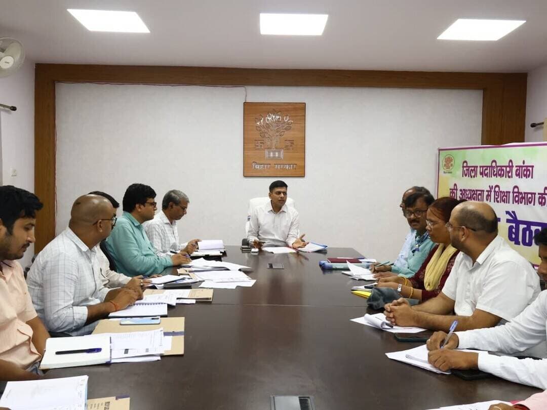 जिला पदाधिकारी, बांका के अध्यक्षता में समाहरणालय के मिनी सभागार में शिक्षा विभाग, बांका की समीक्षा बैठक आयोजित किया गया।
जिला पदाधिकारी द्वारा विद्यालय निरीक्षण की समीक्षा के क्रम में फर्जी तरीके से हाजिरी संधारित करने वाले दोषी शिक्षकों पर इसे अपराध मानते हुए कठोर दंडात्मक कार्रवाई करने का निदेश दिया गया। इस कार्य में प्रधानाध्यापक को सम्मिलित मानते हुए उनके विरूद्ध भी यथोचित कार्रवाई करने का निदेश दिया गया। सभी प्रखंड शिक्षा पदाधिकारी को प्रत्येक कस्तूरबा विद्यालय, मॉडल विद्यालय, आवासीय छात्रावास का निरीक्षण माह में दो बार करने का निदेश दिया गया।
समय पर कक्षाओं का संचालन नहीं होना, प्रधानाध्यापक / शिक्षकों का समय पर कक्षा में नहीं पहुँचना, अनुपस्थित रहना, समय पर परीक्षा का संचालन नहीं करना, परीक्षाफल का समय पर प्रकाशन नहीं करना। अनाधिकृत तरीके से फीस / शुल्क की वसूली करना, बिजली नहीं होना, प्रयोगशाला संचालित नहीं होना, बैठने की व्यवस्था नहीं होना, पेजयल एवं शौचालय की समस्या होना या साफ-सफाई की कमी होना या विधि व्यवस्था आदि से संबंधित शिकायतें संज्ञान में आने अपेक्षित कार्रवाई की जाय तथा उक्त व्यवस्था के अनुपालन में शिक्षक या प्रधानाध्यापक के स्तर से लापरवाही बरती जाती है तो उनके विरूद्ध कठोर कार्रवाई की जाय।
विद्यालय में छात्र उपस्थिति पर चिंता प्रकट करते हुए टोला सेवक/तालिमी मरकज के शिक्षा स्वयं सेवकों के कार्यों की समीक्षा करने एवं छात्रों को विद्यालय नहीं लाने वाले / कार्य नहीं करने वाले टोला सेवकों/तालिमी मरकज के विरूद्ध सेवा समाप्ति की कार्रवाई करने का निदेश दिया गया।
जिला पदाधिकारी द्वारा प्रेस कतरण के आधार पर नकारात्मक खबरों पर उचित कार्रवाई करने, ग्रास रूट पर आ रही समस्या के निदान, डिजिटल लाईब्रेरी, प्रयोगशाला का उपयोग छात्रों से कराने, आई०सी०टी० लैब के संचालन का मानीटरिंग करने, नवाचार कार्य अंतर्गत इस्पायर अवार्ड कार्य को अच्छे ढंग से कराने का निदेश दिया गया।
जिला शिक्षा पदाधिकारी को सभी नव प्रखंड शिक्षा पदाधिकारी को शिक्षा विभाग के कार्यों एक चेकलिस्ट प्वाईट टू प्वाईंट बनाकर देने का निदेश दिया गया ताकि उसके अनुरूप बी०ई०ओ० कार्य कर सके।
सभी प्रखंड शिक्षा पदाधिकारी को विद्यालयों में वेंडर द्वारा दिये जा रहे खाद्य सामग्री, फल, अंडा की गुणवता निरीक्षण के समय अनिवार्य रूप से चेक करने का निदेश दिया गया। इसके साथ ही नेताजी आवासीय विद्यालय एवं कस्तूरबा गांधी विद्यालय के छात्राओं को दिये जा रहे भोजन एवं साफ-सफाई का जायजा अनिवार्य रूप से लेंगे। सभी शिक्षा अधिकारी निरीक्षण के पश्चात् विद्यालयों में अपेक्षित बदलाव नजर इसके अनुरूप कार्य करेंगे।
इस मौके पर जिला शिक्षा पदाधिकारी, सभी जिला कार्यक्रम पदाधिकारी, उप प्रबंधक तकनीकी, सभी संभाग प्रभारी, सभी अभियंता सभी प्रखंड शिक्षा पदाधिकारी एवं शिक्षा विभाग के अन्य कर्मी मुख्य रूप से मौजूद रहे।