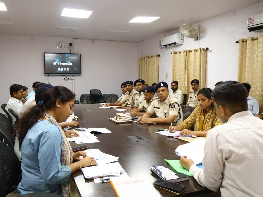 आज जिला पदाधिकारी, बांका श्री अंशुल अग्रवाल की अध्यक्षता में समाहरणालय के मिनी सभागार में जिला राजमार्ग सुरक्षा दल एवं जिला सड़क सुरक्षा समिति की बैठक आयोजित की गई।
बैठक में सड़क दुर्घटनाओं की रोकथाम, हिट एंड रन मामलों, यातायात नियमों के अनुपालन, ओवरलोडिंग, हेलमेट एवं सीट बेल्ट के उपयोग तथा राष्ट्रीय राजमार्गों की स्थिति सहित विभिन्न बिंदुओं की विस्तृत समीक्षा की गई।
हिट एंड रन मामलों की समीक्षा के क्रम में जिला पदाधिकारी ने संबंधित सभी कुल 381 मामलों को भुगतान हेतु जनरल इंश्योरेंस काउंसिल को भेजने का निर्देश दिया। उन्होंने कहा कि पात्र मामलों में मुआवजा भुगतान की प्रक्रिया में अनावश्यक विलंब नहीं होना चाहिए।
नॉन हिट एंड रन मामलों की समीक्षा करते हुए जिला पदाधिकारी ने पुलिस उपाधीक्षक, ट्रैफिक को निर्देश दिया कि यातायात नियमों का उल्लंघन करने वाले संबंधित चालकों के ड्राइविंग लाइसेंस के निलंबन हेतु आवश्यक कार्रवाई करते हुए मामलों को परिवहन विभाग को भेजना सुनिश्चित करें।
वाहनों की ओवरलोडिंग एवं अन्य यातायात नियमों के उल्लंघन के विरुद्ध कार्रवाई की समीक्षा के दौरान जिला पदाधिकारी द्वारा प्रतिमाह 90 लाख रुपये का लक्ष्य निर्धारित किया गया। उन्होंने लक्ष्य के अनुरूप प्रभावी कार्रवाई सुनिश्चित करने तथा नियमित रूप से वाहनों की जांच करने का निर्देश दिया।
हेलमेट एवं सीट बेल्ट के अनिवार्य उपयोग को लेकर भी जिला पदाधिकारी ने सख्त निर्देश दिए। उन्होंने संबंधित अधिकारियों को लगातार औचक निरीक्षण एवं छापामारी अभियान चलाकर बिना हेलमेट दोपहिया वाहन चलाने तथा बिना सीट बेल्ट वाहन चलाने वालों के विरुद्ध नियमानुसार कार्रवाई करने को कहा।
राष्ट्रीय राजमार्गों की समीक्षा के क्रम में जिला पदाधिकारी ने जिले में दुर्घटना संभावित ब्लैक स्पॉट को चिन्हित करने के लिए ट्रैफिक पुलिस, आरसीडी एवं जिला परिवहन पदाधिकारी की संयुक्त समिति गठित करने का निर्देश दिया। समिति द्वारा दुर्घटना संभावित स्थलों का निरीक्षण कर आवश्यक सुधारात्मक कार्रवाई के लिए प्रतिवेदन तैयार किया जाएगा।
रोड साइनेज की स्थिति की समीक्षा करते हुए जिला पदाधिकारी ने संबंधित अधिकारियों को जिले के प्रमुख मार्गों पर आवश्यक रोड साइनेज का प्रतिवेदन तैयार करने का निर्देश दिया। उन्होंने आरसीडी एवं राष्ट्रीय राजमार्ग प्रमंडल के कार्यपालक अभियंता को आवश्यकतानुसार संकेतक एवं चेतावनी बोर्ड लगाने की कार्रवाई सुनिश्चित करने को कहा, विशेषकर बच्चों के आवागमन वाले क्षेत्रों में सुरक्षा संबंधी संकेतक लगाने पर जोर दिया।
जिला पदाधिकारी ने भागलपुर-हंसडीहा राष्ट्रीय राजमार्ग सहित जिले के अन्य प्रमुख मार्गों कहीं भी सड़क पर गड्ढे हैं, उन्हें जल्द से जल्द भरने तथा सड़क को आवागमन के लिए सुरक्षित बनाने का निर्देश संबंधित कार्यपालक अभियंताओं को दिया। उन्होंने कहा कि सड़क सुरक्षा से जुड़े कार्यों में किसी प्रकार की लापरवाही नहीं होनी चाहिए और सभी संबंधित विभाग आपसी समन्वय के साथ कार्रवाई सुनिश्चित करें।