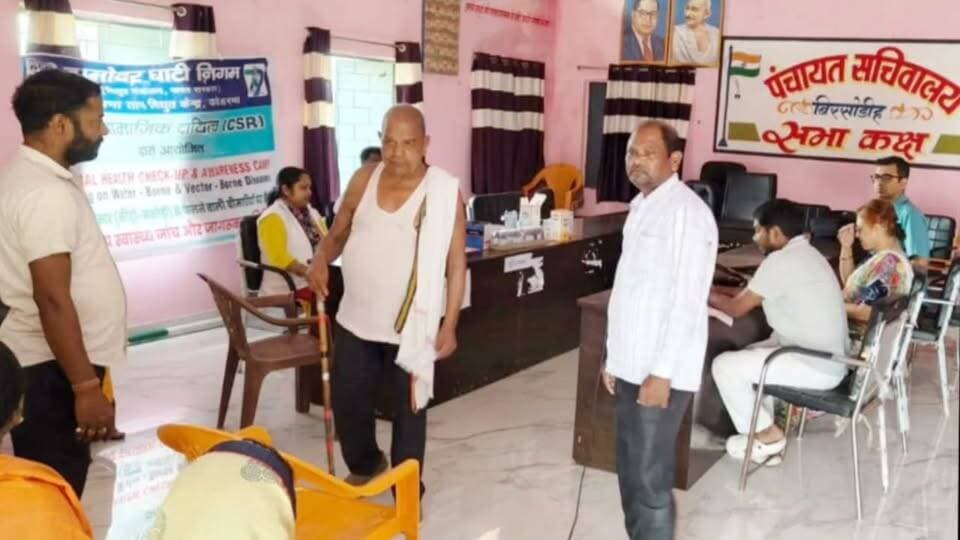 चंदवारा के बिरसोडीह में डीवीसी केटीपीएस ने लगाया चिकित्सा शिविर
डीवीसी केटीपीएस की ओर से सीएसआर पहल के तहत बिरसोडीह पंचायत सचिवालय में चिकित्सा शिविर आयोजित गुरुवार किया गया। शिविर में ग्रामीणों का स्वास्थ्य परीक्षण कर आवश्यक दवाइयां वितरित की गईं तथा स्वास्थ्य जागरूकता की जानकारी दी गई। शिविर का समन्वय डॉ. संगमित्रा नंदी, डीजीएम (एचएस) ने चिकित्सकीय टीम के सहयोग से किया। मौके पर पंचायत मुखिया बीरेन्द्र यादव समेत डीवीसी केटीपीएस अस्पताल/डिस्पेंसरी की टीम मौजूद रही। यह पहल ग्रामीण क्षेत्रों में सुलभ स्वास्थ्य सेवाएं उपलब्ध कराने की दिशा में डीवीसी की प्रतिबद्धता को दर्शाती है।