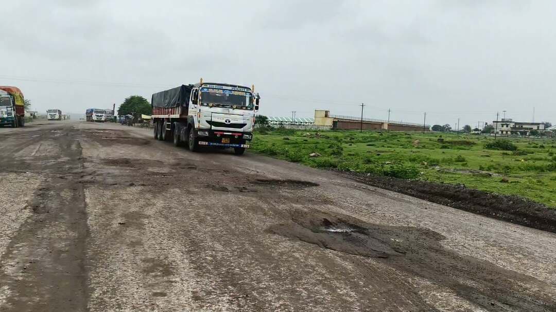 देवेंद्र नगर से निकलने वाले NH 39 मार्ग छतरपुर पन्ना सतना मार्ग में यात्री व वाहन चलाक कर रहे मौत के साय का सफर, जनप्रतिनिधियों की चुप्पी