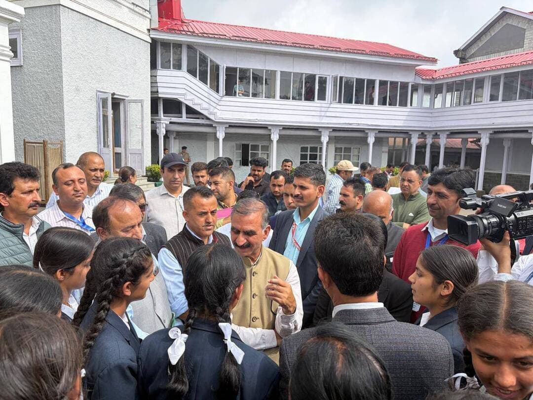 चौपाल के स्कूली बच्चों ने मुख्यमंत्री से की मुलाकात, शिक्षक उपलब्ध करवाने पर जताया आभार
शिमला। पीएमश्री सीनियर सेकेंडरी स्कूल चौपाल के विद्यार्थियों ने आज विधानसभा परिसर में मुख्यमंत्री सुखविंदर सिंह सुक्खू से मुलाकात की। इस दौरान विद्यार्थियों ने स्कूल में आवश्यक शिक्षक उपलब्ध करवाने के लिए मुख्यमंत्री और प्रदेश सरकार का आभार व्यक्त किया।
विद्यार्थियों ने कहा कि शिक्षकों की उपलब्धता से उनकी पढ़ाई सुचारू रूप से जारी रखने में मदद मिलेगी। मुख्यमंत्री सुखविंदर सिंह सुक्खू ने बच्चों से बातचीत करते हुए कहा कि प्रदेश सरकार की प्राथमिकता है कि किसी भी बच्चे की पढ़ाई बाधित न हो और स्कूलों में पर्याप्त संख्या में शिक्षक उपलब्ध रहें।
मुख्यमंत्री ने कहा कि गुणवत्तापूर्ण शिक्षा उपलब्ध करवाना सरकार की जिम्मेदारी है और विद्यार्थियों के भविष्य को ध्यान में रखते हुए आवश्यक कदम उठाए जा रहे हैं।
इस मुलाकात से चौपाल के विद्यार्थियों में खुशी का माहौल रहा।
न्यूज टुडे हिमाचल ब्यूरो
शिमला