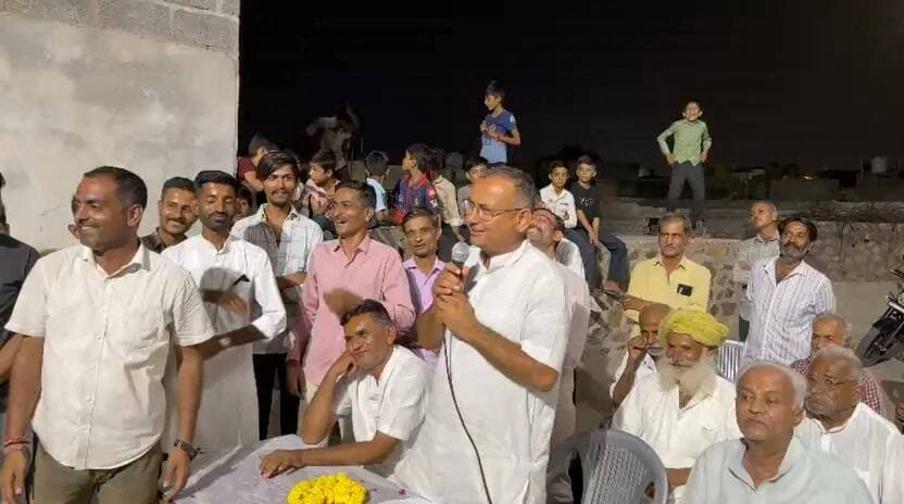 बाड़मेर शहर के वार्ड संख्या 1 में भाजपा नेता स्वरूपसिंह खारा ने कार्यकर्ताओं व वार्डवासियों से किया संवाद, भाजपा बोर्ड बनाने का संकल्प
बाड़मेर। भाजपा नेता श्री स्वरूपसिंह खारा ने आज बाड़मेर नगर परिषद के वार्ड संख्या 1 में वरिष्ठ एवं युवा कार्यकर्ताओं, मातृशक्ति तथा वार्डवासियों के साथ बैठक कर आगामी निकाय चुनावों को लेकर संवाद किया।
बैठक में आगामी चुनावों की तैयारियों एवं वार्ड से जुड़े विभिन्न विषयों पर चर्चा हुई। इस दौरान कार्यकर्ताओं एवं वार्डवासियों ने 15 वर्षों से चले आ रहे कांग्रेस बोर्ड को बदलकर इस बार बाड़मेर नगर परिषद में भाजपा का बोर्ड बनाने का संकल्प लिया।
वार्डवासियों का उत्साह, कार्यकर्ताओं की ऊर्जा और मातृशक्ति की मजबूत भागीदारी बाड़मेर में परिवर्तन का आधार है। उन्होंने कहा कि इस बार बाड़मेर में बदलाव के साथ भाजपा का बोर्ड बनाकर शहर को विकास की नई दिशा देने के लिए सभी को एकजुट होकर कार्य करना है।
Swaroop Singh Khara BJP Rajasthan Kailash Choudhary Dr Priyanka Chaudhary Aduram Meghwal