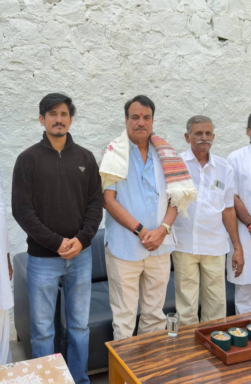 पूर्व सरपंच भाखर सिंह महेचा ने मेघराज सिंह रॉयल को कंबल ओढाकर किया स्वागत।