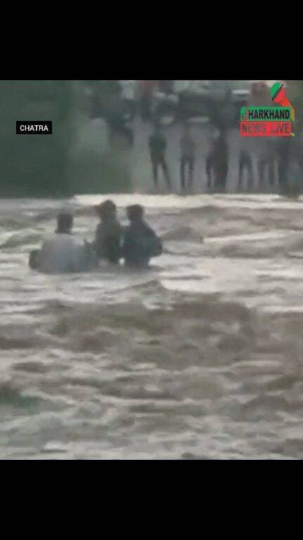 गेरुआ नदी में फंसे तीन युवक, दो बाइक बहीं !