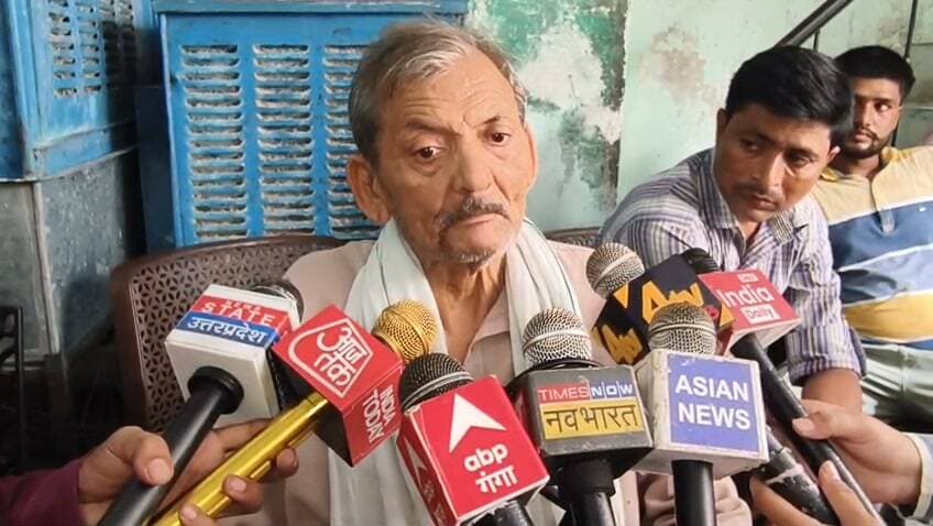 ब्रेकिंग फतेहपुर
12वीं के छात्र तेजस उर्फ यशु की मौत से मचा हड़कंप।
एग्जाम के दौरान नकल की पर्ची मिलने पर छात्र को पीटने का आरोप।
1500 जुर्माना और 15 दिन के लिए किया था रिस्टीकेट।
सौरा के पास हाइवे किनारे अचेत अवस्था में मिला छात्र।
कानपुर ले जाते समय छात्र की रास्ते में हुई मौत।
एकलौते बेटे की मौत के बाद परिजनों में मचा कोहराम।
सरस्वती बाल मंदिर इंटर कॉलेज शिवपुरम में 12वीं का छात्र था तेजस।
स्कूल प्रबंधन पर कार्रवाई की मांग कर रहे परिजन।
थाना कोतवाली के हरिहरगंज इलाके का मामला।